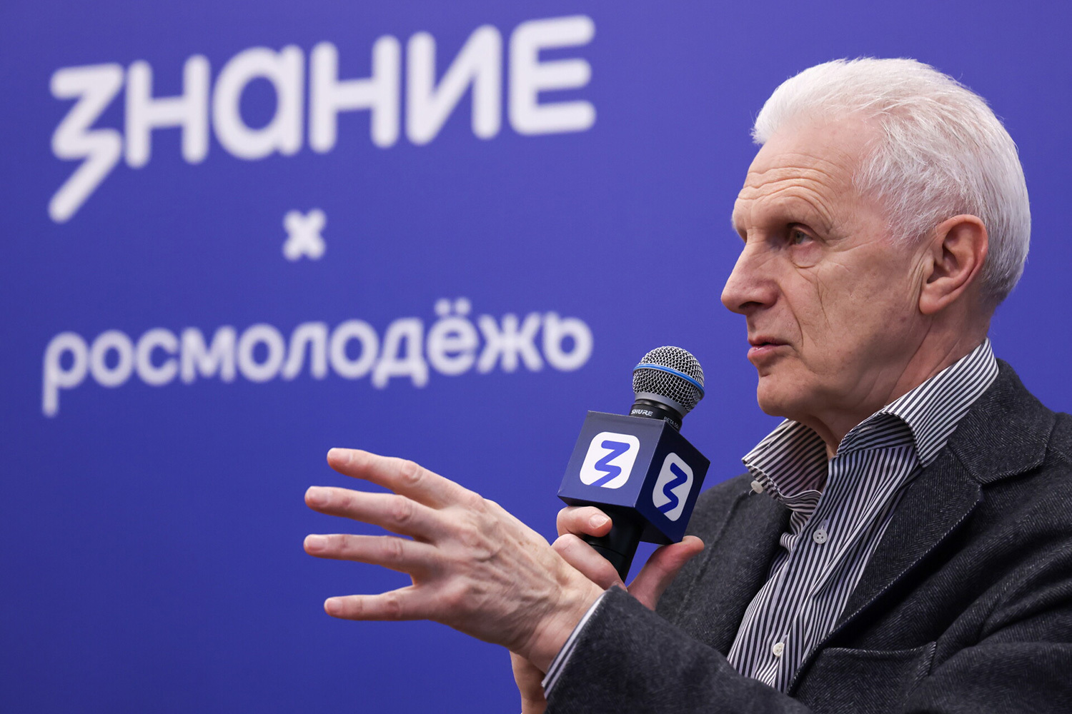 Фурсенко – о точности истории«История – это не фэнтези, не то, что нам хотелось бы видеть, а то, что было на самом деле… В историю приходят точные науки. Например, генетика. Сейчас очень активно развивается так называемая палеогенетика или историческая генетика. С ее помощью можно гораздо более точно сказать, как возникли те или иные нации, как происходила миграция населения. Очень многие, легенды, мифы при этом опровергаются», – рассказал помощник президента России Андрей Фурсенко на встрече с молодыми учеными.