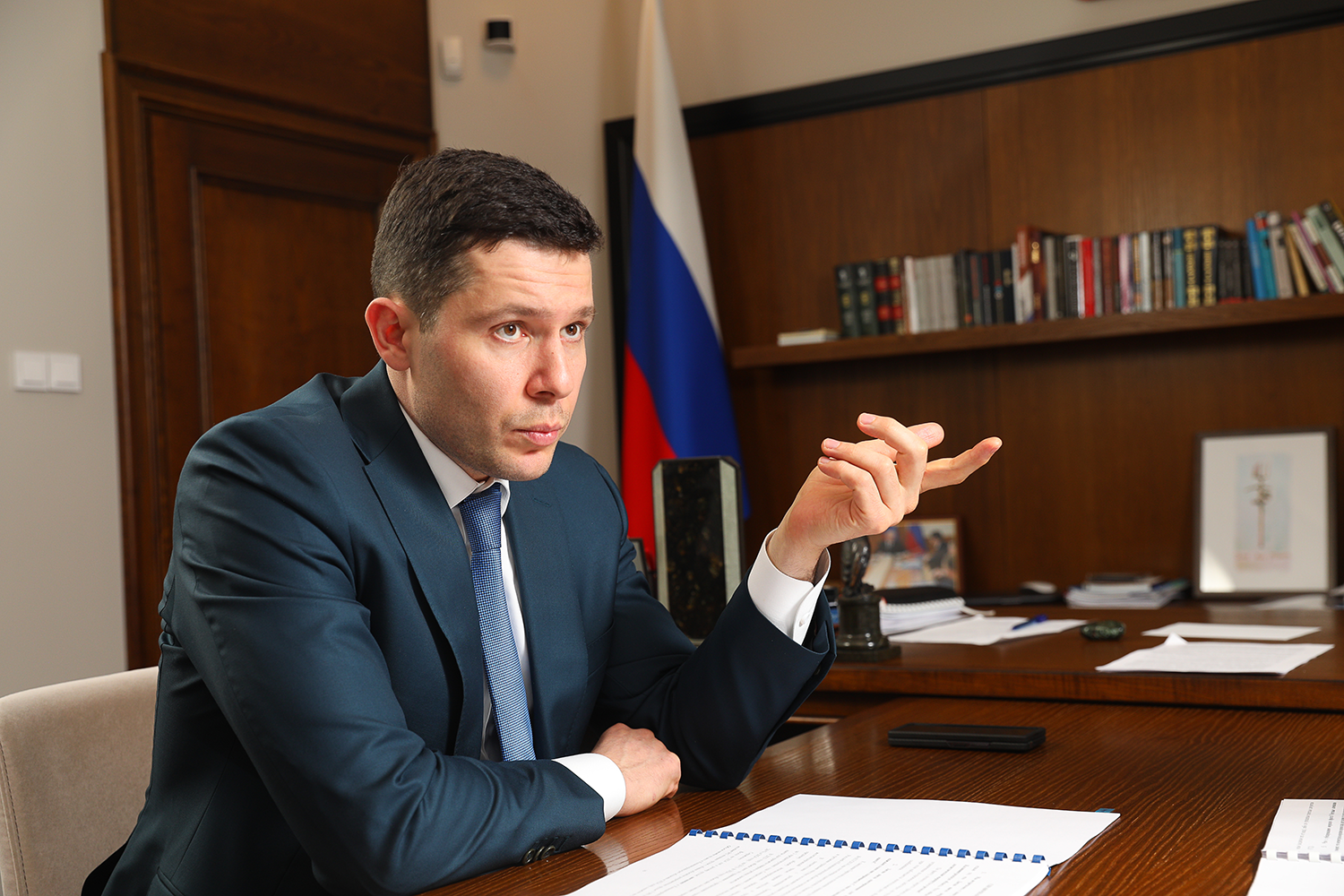 После школы Алиханов по совету отца поступил во Всероссийскую государственную налоговую академию Минфина РФ (ныне входит в Финансовый университет при правительстве России). Там он получил два высших образования: по специальностям «финансы и кредит» (2008) и «юриспруденция» (2010).