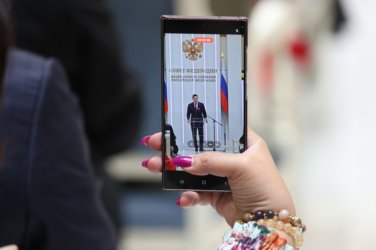 Как писали СМИ, калининградцы сочли московского менеджера «молодым, симпатичным, энергичным». В 2017 г. варяг победил на выборах губернатора, получив 81,06% голосов, а в 2022-м переизбрался на пост, заручившись поддержкой 80,21% избирателей. «[Во время предвыборной кампании технологи] предложили вариант [агитации], обыграв три буквы “А” в имени, отчестве и фамилии. ААА – Антон Андреевич Алиханов – высокий рейтинг надежности», – рассказывал в интервью глава региона. В общей сложности Алиханов руководил Калиниградской областью 7 лет и 7 месяцев.&nbsp;
