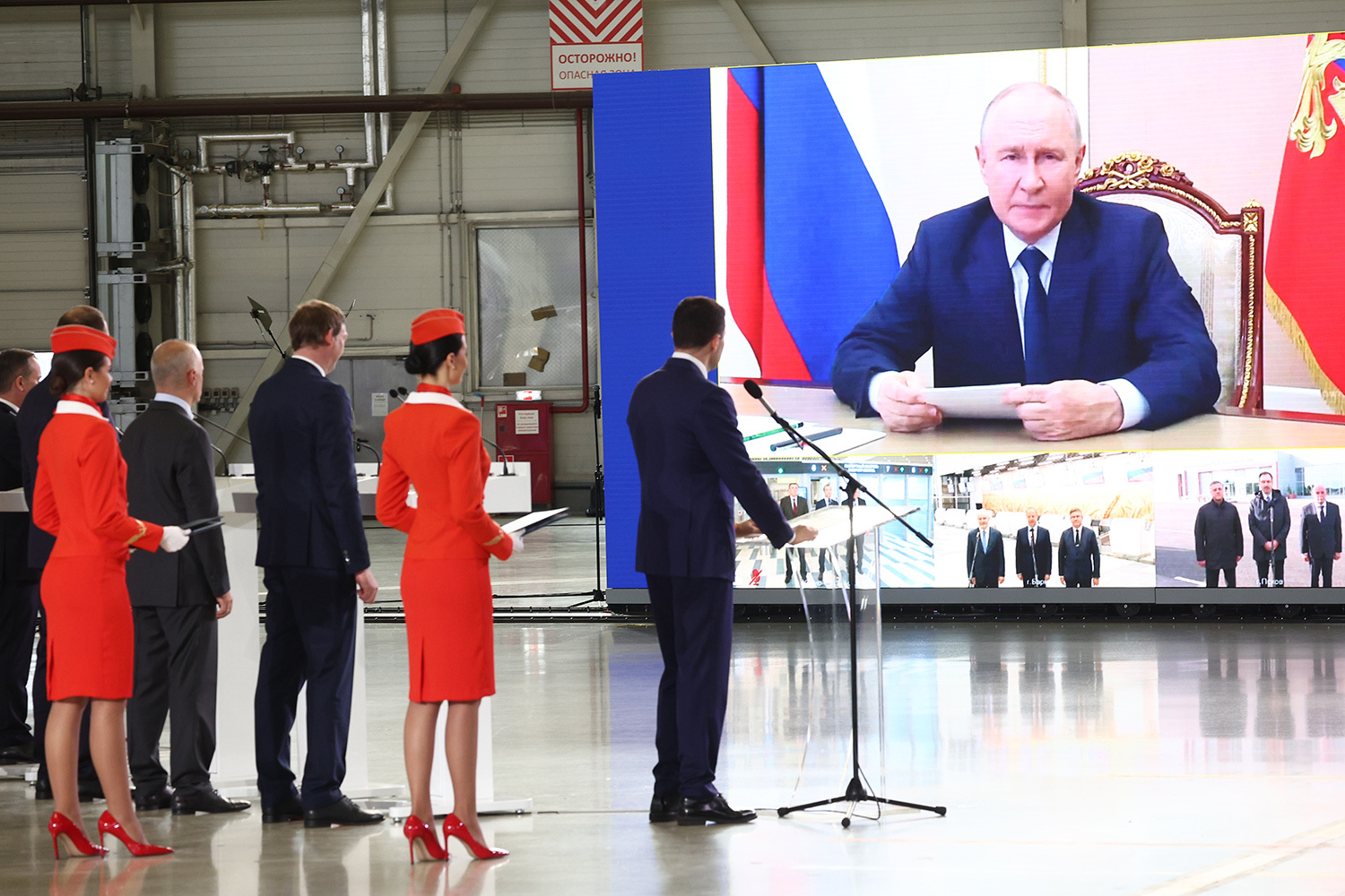 «По сути, речь идет о масштабном, долгосрочном контракте, которым будут загружены наши авиастроители, их смежники и подрядчики. Рассчитываю, что его выполнение будет вестись в строгом соответствии с намеченным графиком, без задержек и срывов», – сказал Владимир Путин во время церемонии подписания.