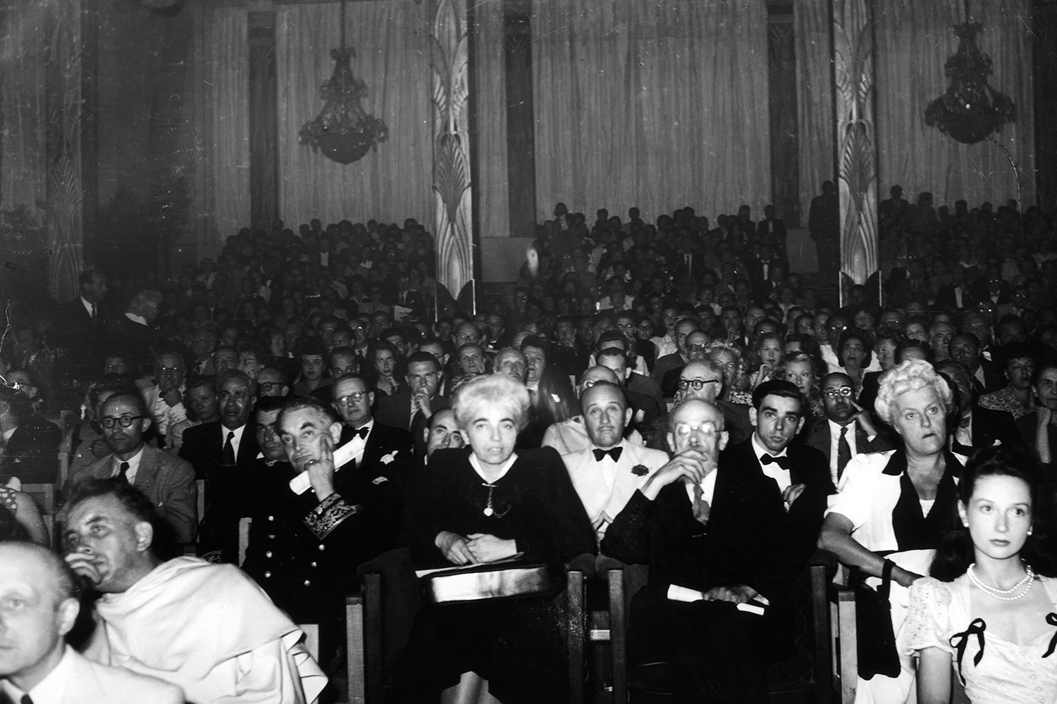 20 сентября 1946 г. состоялся первый Каннский кинофестиваль, ставший впоследствии самым престижным международным киносмотром. О том, как он появился, развивался и кто из отечественных режиссеров получал его награды – в галерее «Ведомостей».История Каннского фестиваля началась еще июле 1938 г. во время проведения шестого Венецианского смотра. Тогда под давлением Гитлера и Муссолини жюри за несколько часов до объявления официальных результатов изменило список лауреатов в пользу пропагандистской нацистской картины «Олимпия» Лени Рифеншталь и итальянской ленты «Пилот Лучано Серра» Гоффредо Алессандрини. Представители других стран были возмущены произошедшим, а французский дипломат и историк Филипп Эрланже задумался об организации нового, независимого от тоталитарных режимов конкурса.