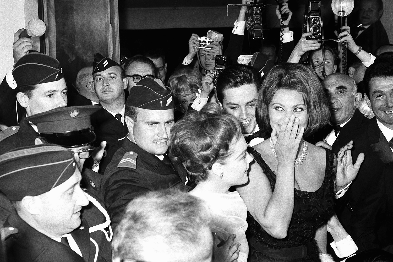 В 1958 г. награду получила картина «Летят журавли» Михаила Калатозова. В результате эта лента и «Великий перелом» Фридриха Эмлера стали единственными отечественными картинами, удостоенные главного приза фестиваля. В последующие годы Каннский кинофестиваль стремительно набирал популярность и статус, в том числе благодаря таким знаменитостям, как Кирк Дуглас, Софи Лорен, Брижит Бардо, Ален Делон, Пабло Пикассо и др. На фоне разгоравшейся холодной войны между США и соцлагерем, в том числе и в кино, руководство смотра пошло на цензуру, добавив в регламент право на отзыв ленты при определенных условиях. В 50-е к этой мере прибегали 11 раз, причем шесть – в 1956 г. После такого удара по имиджу фестиваля организаторы решили полностью отказаться от подобных ограничений.На фото: Софи Лорен (крайняя справа), рядом – актриса Роми Шнайдер, а позади них – актер Ален Делон.
