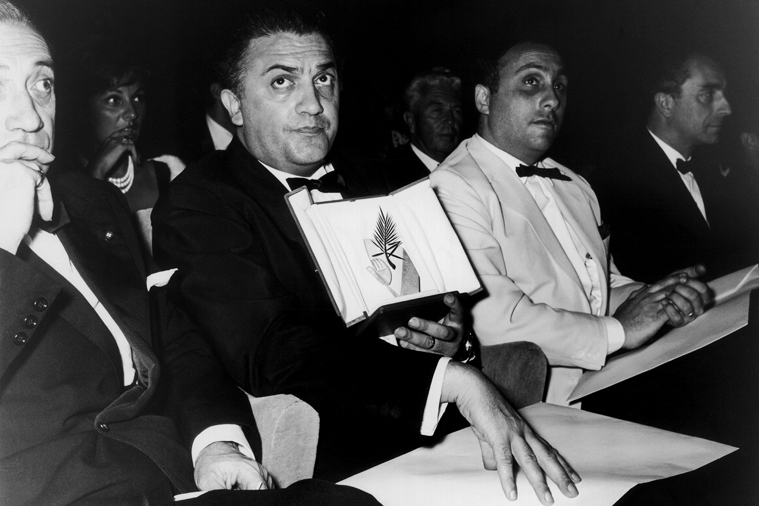 1960-е стали самым скандальным десятилетием в истории Каннского кинофестиваля. Так, в 1960 г. Золотую пальмовую ветвь получила картина «Сладкая жизнь» Федерико Феллини (на фото). Из-за откровенных сцен многие сочли ее порнографической, а Ватикан даже пригрозил отлучить от церкви любого, кто посмотрит фильм. Годом позже главную награду завоевала «Виридиана» Луиса Бунюэля, жестко критиковавшая религию. В итоге ленту запретили во франкистской Испании, а самому режиссеру закрыли въезд в страну. На этом фоне в 1962-м в рамках фестиваля впервые прошла параллельная секция «Неделя критики», призванная открывать первые и вторые работы молодых кинематографистов со всего мира.