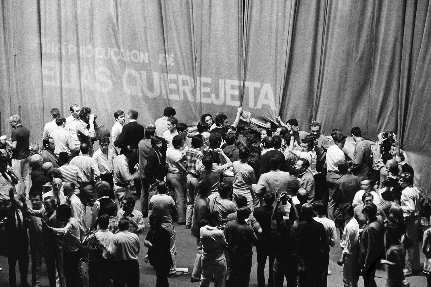 В 1968 г. мероприятие было отменено (в следующий раз это произойдет только в 2020 г. из-за коронавируса) на фоне студенческих протестов и забастовки рабочих в Париже (на фото). На киносмотр приехали молодые режиссеры-активисты Франсуа Трюффо, Жан-Люк Годар, Роман Полански и потребовали остановить фестиваль в знак солидарности с бастующими. 18 мая демонстранты сорвали показ фильма «Мятный коктейль со льдом» Карлоса Сауры (к ним присоединились сам режиссер и актеры). 19 мая президент фестиваля Робер Фавр Ле Бре официально объявил о его досрочном закрытии. Спустя год была создана независимая секция «Двухнедельник режиссеров», где отбор работ проходил без участия цензуры и официальных государственных комитетов.