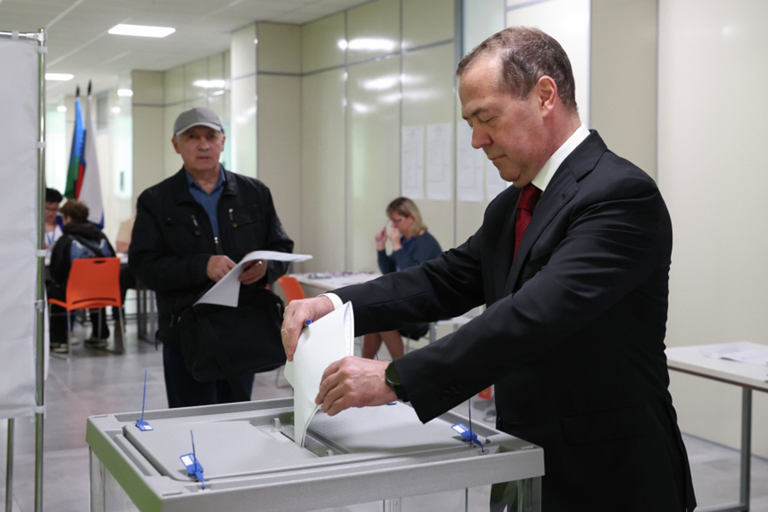 Заместитель председателя Совета безопасности Дмитрий Медведев подчеркнул важность участия граждан в голосовании для приближения победы над врагом.