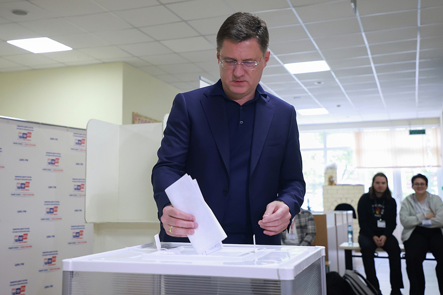Заместитель председателя правительства РФ Александр Новак в интервью ИС «Вести» рассказал, что впервые за последние годы проголосовал очно на выборах. «Хотел посмотреть, как это по-современному сделано на избирательных участках», – отметил вице-премьер. 