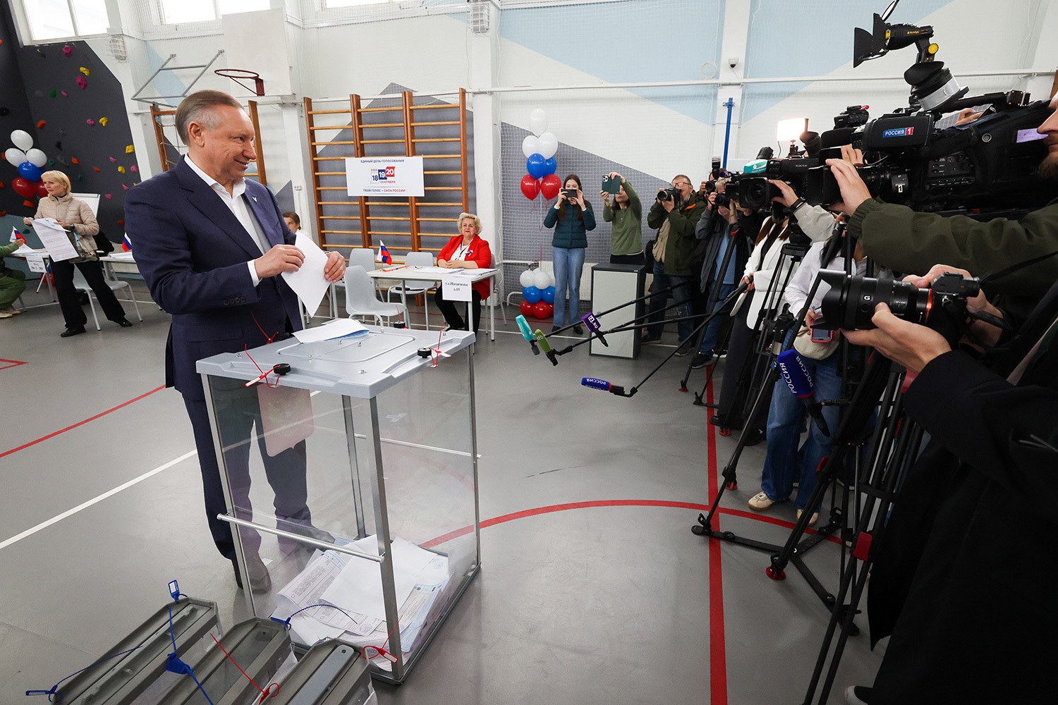 Губернатор Санкт-Петербурга Александр Беглов во время голосования на избирательном участке № 153 в школе № 12.