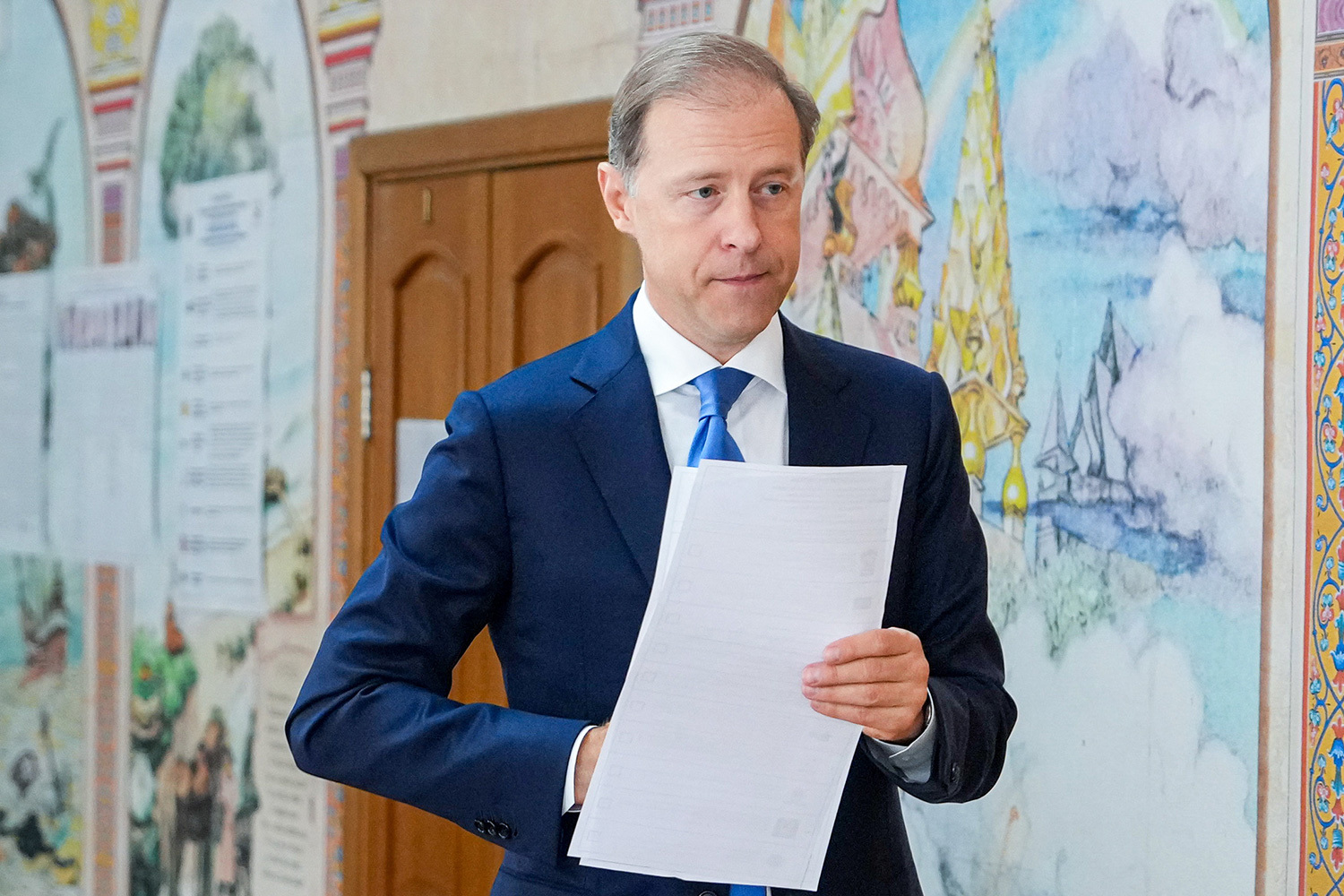 Первый вице-премьер РФ Денис Мантуров во время голосования на избирательном участке в ГБОУ «Романовская школа».