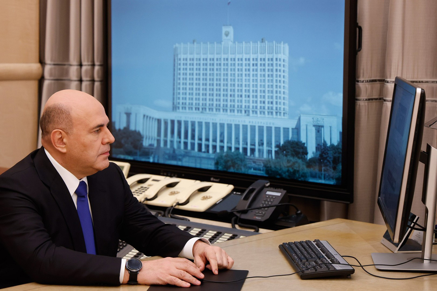 Премьер-министр Михаил Мишустин принял участие в дистанционном голосовании из своего рабочего кабинета.