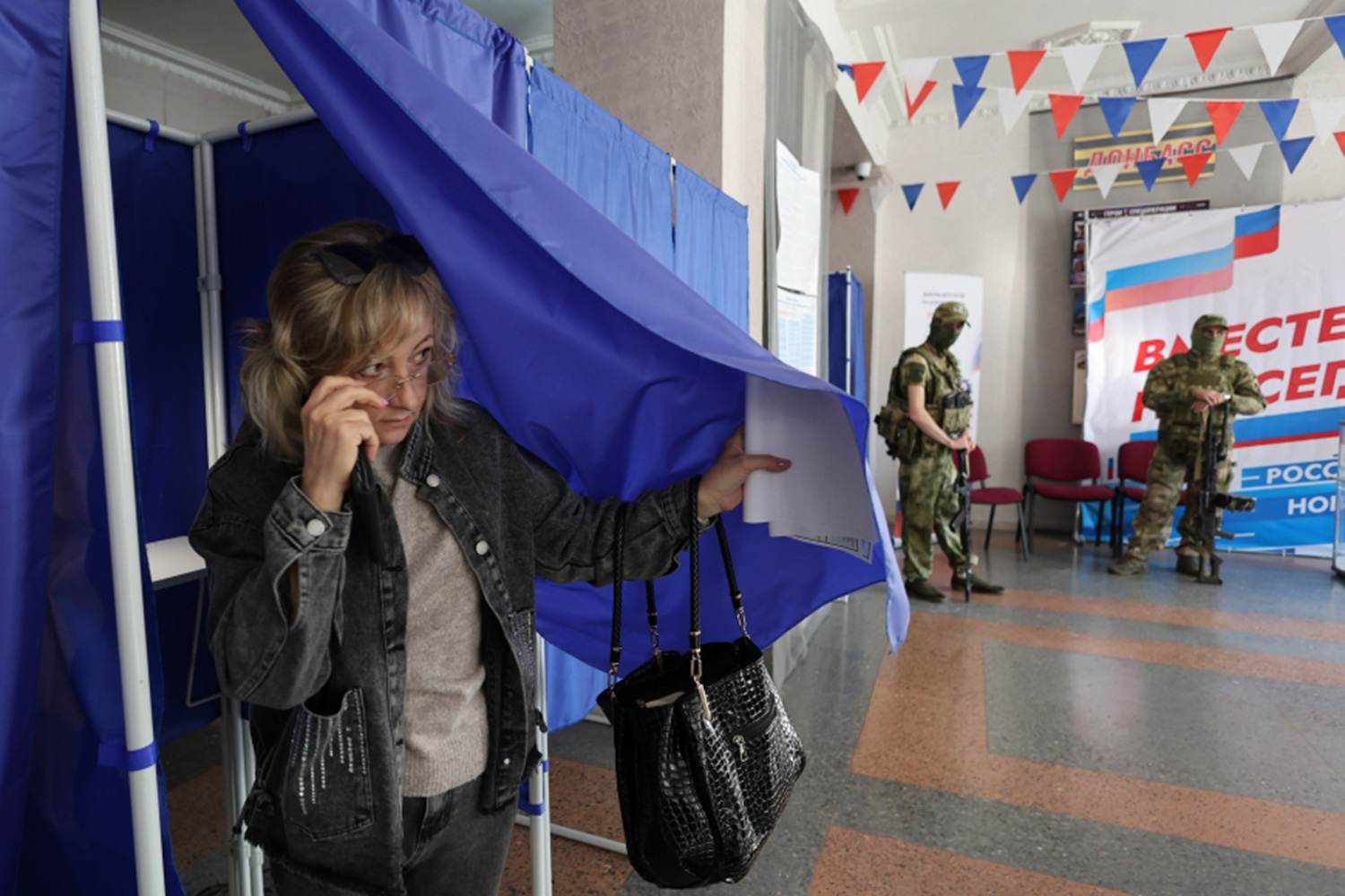 Выборы проходят на фоне атак БПЛА. Так, в ЛНР ряд избирательных участков перевели на альтернативные источники питания из-за причиненных ими повреждений электролинии.На фото: голосование в ДНР.