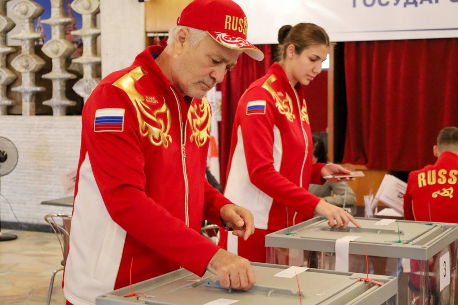 На участке в Софии проголосовала российская сборная по боксу, прибывшая на чемпионат Европы. «Мы пришли всей сборной, в полном составе. Очень рады, что у нас есть такая возможность – выполнить долг перед своей страной вдали от дома», – отметил главный тренер мужской команды Виктор Фархутдинов.