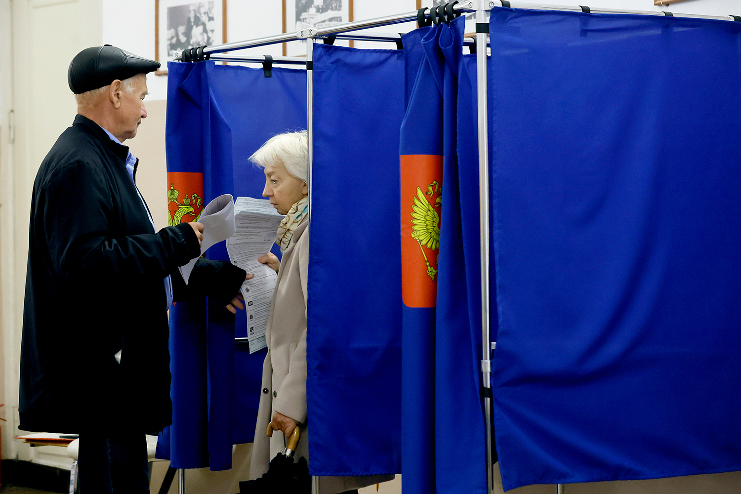 Жители Санкт-Петербурга возле специально оборудованных мест для тайного волеизъявления.