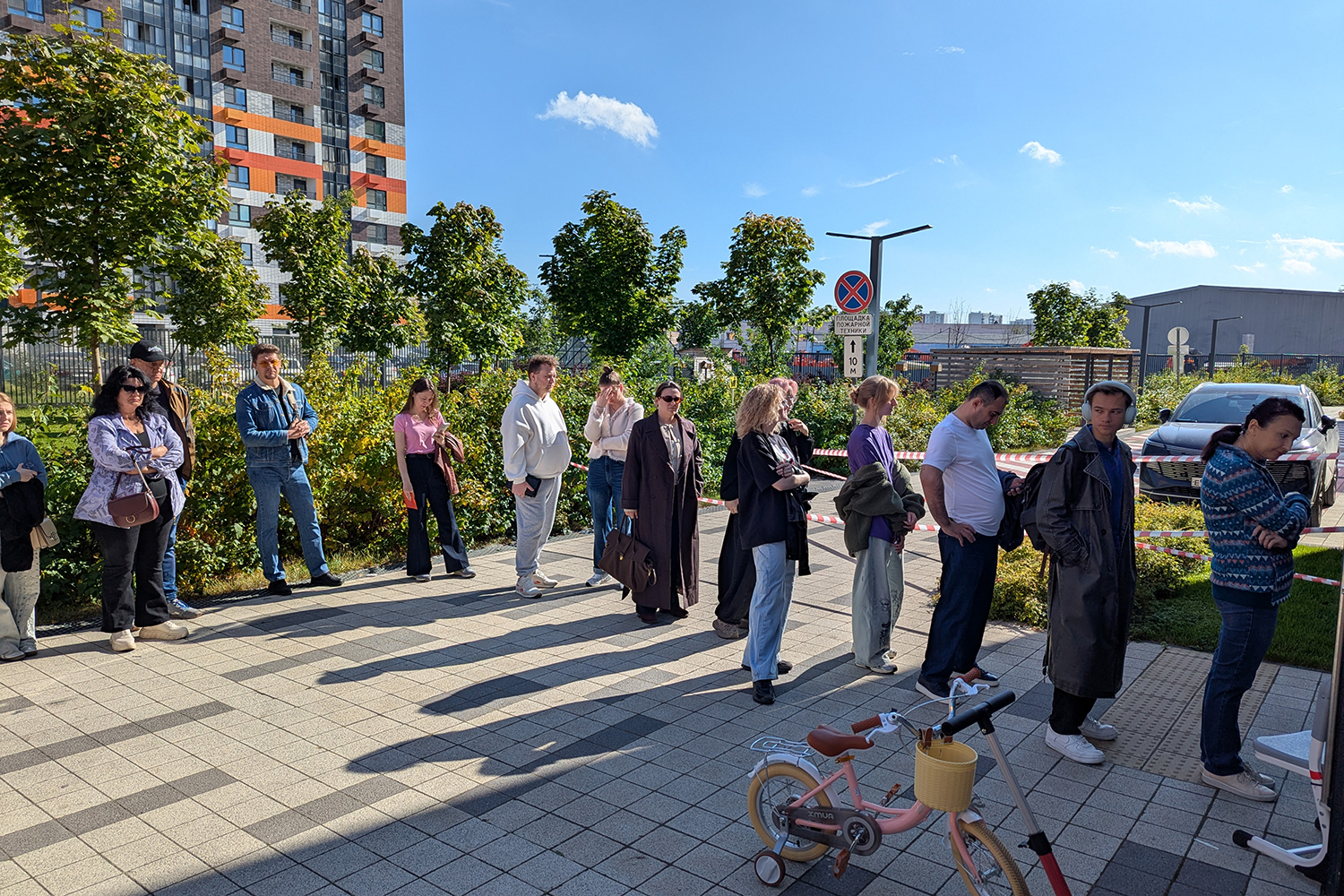 Очередь избирателей к участку в московском районе Люблино.