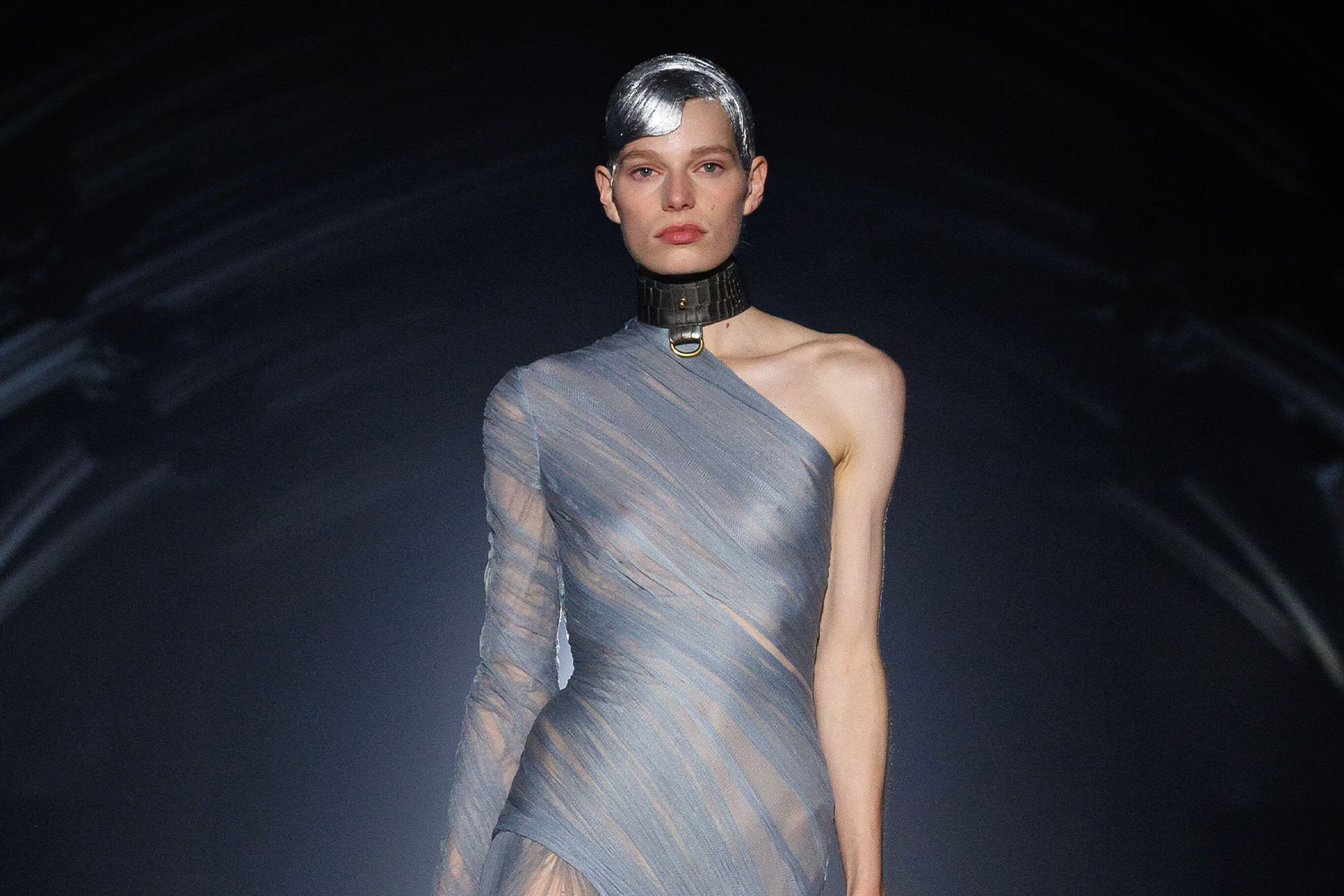 Эстетика рейва и высокая мода: новая коллекция Alexander McQueen