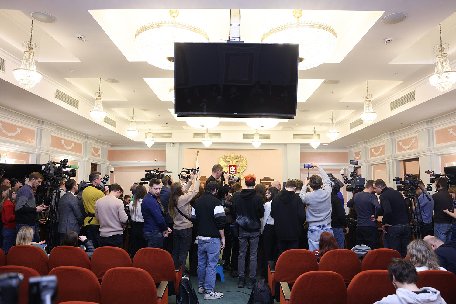 Сделки с недвижимостьюПо поручению Краснова в ВС подготовили специальный обзор по «эффекту Долиной» из 20 правовых позиций. Среди ключевых: одного заблуждения продавца относительно мотивов продажи недостаточно для отмены сделки; необходимо учитывать добросовестность покупателя, а недееспособное фактическое состояние продавца требуется доказать именно на момент сделки.