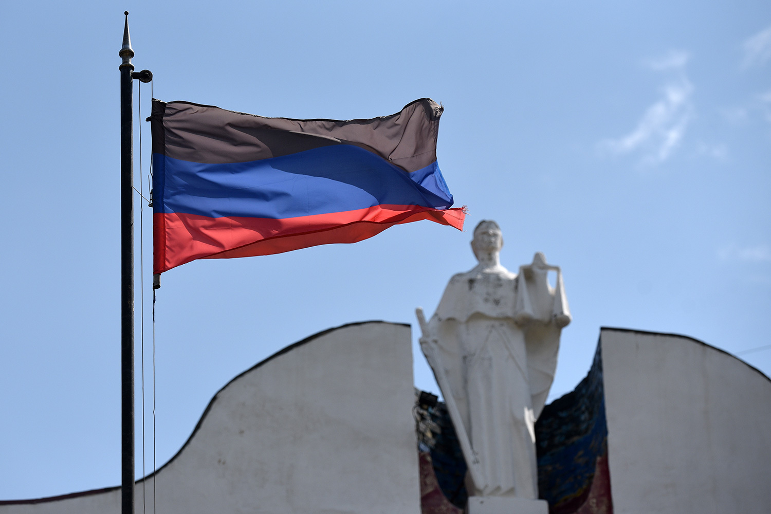 Поддержка судей в новых регионахПредседатель ВС Игорь Краснов предложил также исчислять стаж судей в новых регионах из расчета один день за два. По его мнению, уровень социальной защищенности судей там должен быть выше, чем у их коллег в других субъектах РФ. Этот законопроект был одобрен. Подробнее – в материале «Ведомостей» «Cудьям в новых регионах дадут дополнительные социальные гарантии».