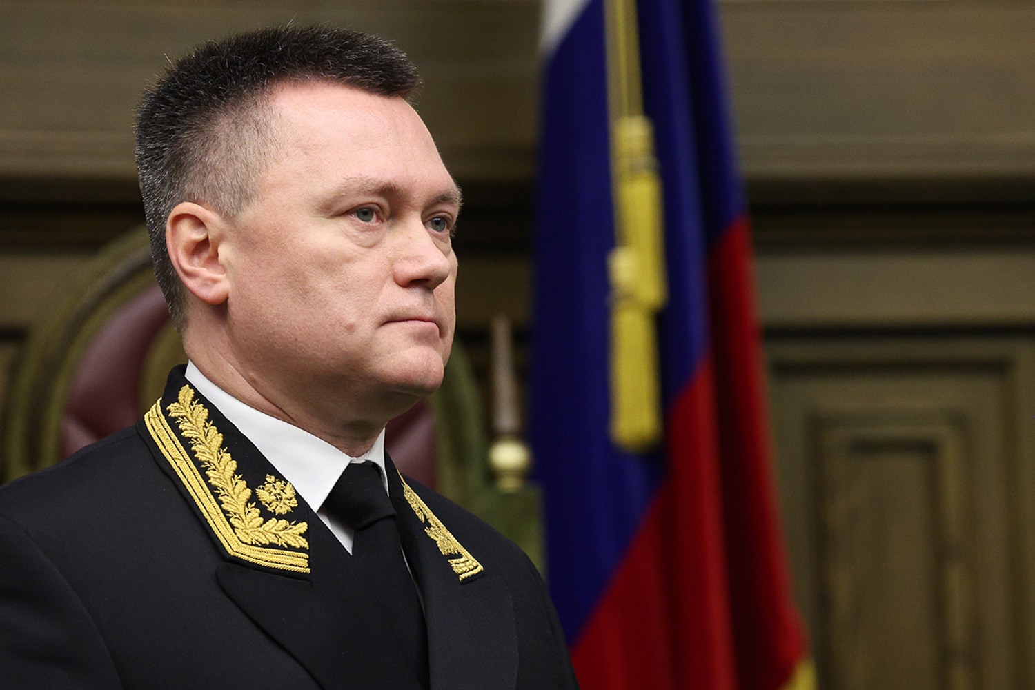 24 сентября 2025 г. Совет Федерации единогласно назначил бывшего генерального прокурора РФ Игоря Краснова на пост председателя Верховного суда (ВС) – место стало вакантным после ухода из жизни Ирины Подносовой в июле 2025-го. Уже 28 октября под его руководством состоялся первый пленум ВС. Какими инициативами и решениями отметился Краснов за год на этом посту – в подборке «Ведомостей».Кадровое обновлениеОдним из наиболее заметных направлений первого года работы Игоря Краснова стало кадровое обновление судебной системы. Уже в первые месяцы после его назначения сменилось руководство Судебного департамента при Верховном суде и Совета судей России, произошли перестановки внутри самого ВС. Краснов подчеркивал, что эти изменения носят не конъюнктурный, а комплексный характер: сохранение опытных профессионалов, по его словам, должно сочетаться с притоком новых управленческих и судебных компетенций. В октябре 2025 г. часть судей коллегии по экономическим спорам была переведена в административную и гражданскую коллегии.