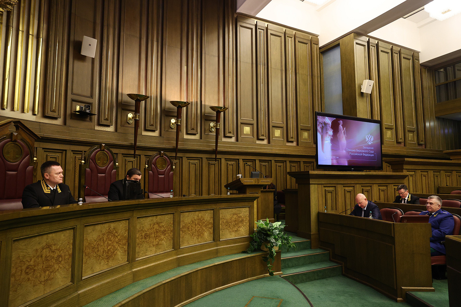 По словам Краснова, российская судебная система уже использует нейросети для транскрибации заседаний, анализа доказательств и формирования шаблонов документов. В российских регионах также пилотируются четыре большие языковые модели, которые обучаются на правовых позициях ВС и судебных решениях по вопросам, затрагивающим граждан и бизнес. Задача таких технологий – добиться единообразия судебной практики, исключить логические противоречия и повысить предсказуемость правосудия.