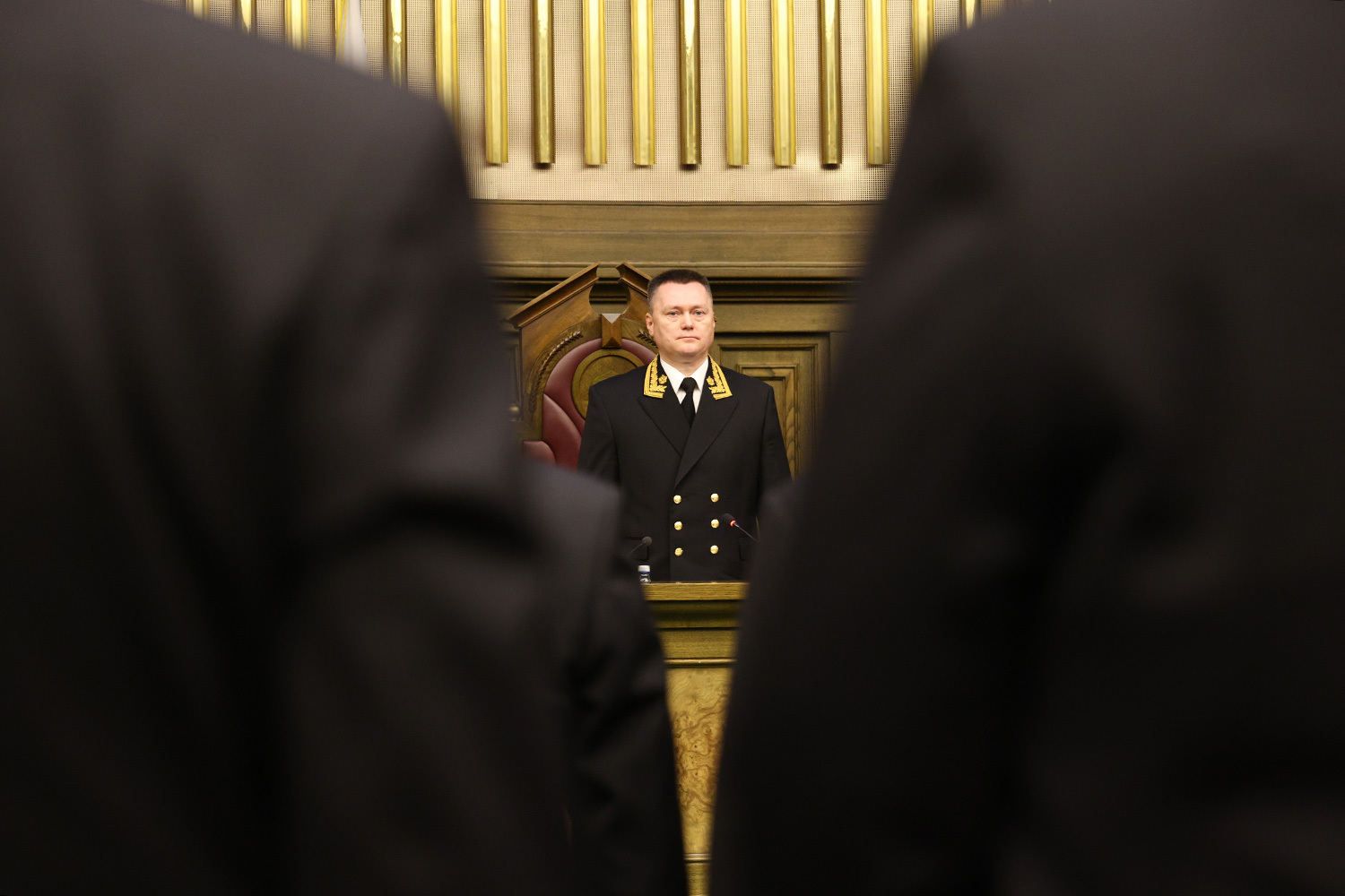 Кассация вернулась в регионыПо инициативе Краснова Пленум ВС предложил изменить систему обжалования решений мировых судей: вместо девяти кассационных судов их вступившие в силу решения должны пересматривать президиумы верховных судов республик, краевых и областных судов. Такой шаг был принят для того, чтобы сделать кассацию физически и финансово доступнее гражданам. О том, как эксперты оценили реформу системы обжалования решений мировых судов, – в материале «Ведомостей».
