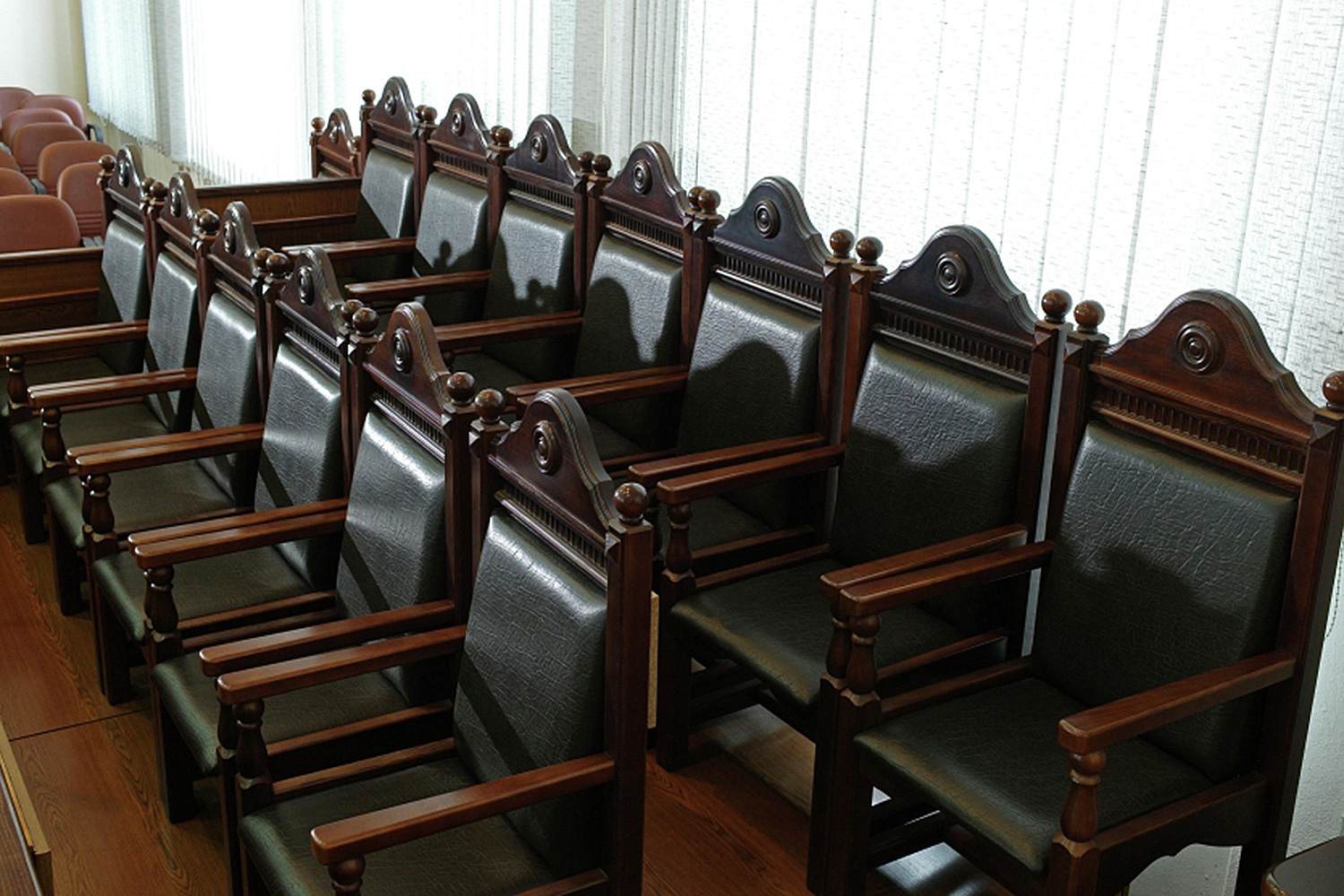 Инициатива по реформе суда присяжныхВС России под председательством Краснова разработал концепцию реформы суда присяжных на основе «социального партнерства». Инициатива предусматривает создание единой коллегии из профессионального судьи и четырех присяжных для сокращения сроков разбирательства. При этом разграничение полномочий сохранится: присяжные будут самостоятельно решать вопросы о фактических обстоятельствах дела, а судья – разъяснять порядок вынесения вердикта в совещательной комнате. Также предлагается уменьшить основания для отмены оправдательных вердиктов, повысить мотивацию граждан к участию в правосудии и усилить ответственность за вмешательство в работу коллегии.