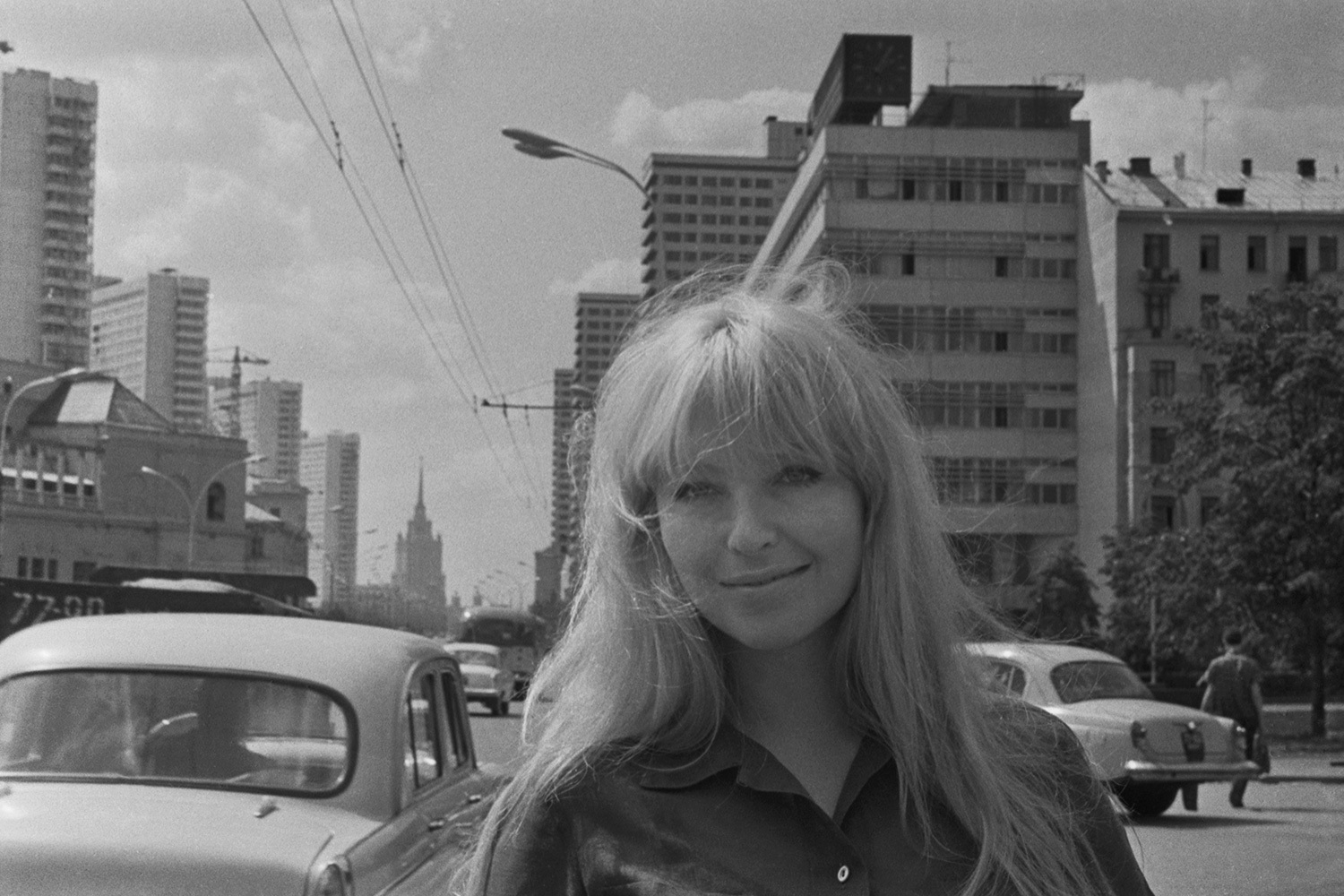 Марина Влади всегда отличалась активной жизненной позицией и смелостью. В 1971 г. она стала одной из подписавших знаменитый «Манифест 343», публично выступив за права женщин: в документе сотни француженок признались, что делали аборты, тем самым бросая вызов действовавшему тогда запрету и привлекая внимание к проблеме. На протяжении десятилетий актриса поддерживала независимых творцов – помогала пробиваться молодым режиссерам и артистам, чьи взгляды не вписывались в мейнстрим, и охотно участвовала в благотворительных инициативах. Влади не раз высказывалась о необходимости поддержки уязвимых групп населения, участвовала в акциях и давала интервью, чтобы привлечь внимание к вопросам социальной справедливости и гуманизма.