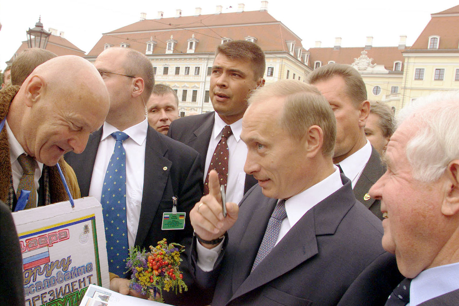 Во второй половине дня Владимир Путин с супругой встретился в дрезденском отеле «Кемпински» с Герхардом Шредером и его женой Дорис. Беседа прошла в неформальной обстановке: политики тепло поприветствовали друг друга и отправились на обед в ресторан «Радебергер». После этого чета Путиных и семья Шредера осмотрели церковь Фрауэнкирхе – главный символ старого города, разрушенный во время бомбардировок 1945 г. Затем лидеры совершили прогулку на колесном пароходе по Эльбе. Без переводчиков, общаясь на одном языке, они обсудили будущее Европы. В тот же вечер российский президент вернулся в Москву.