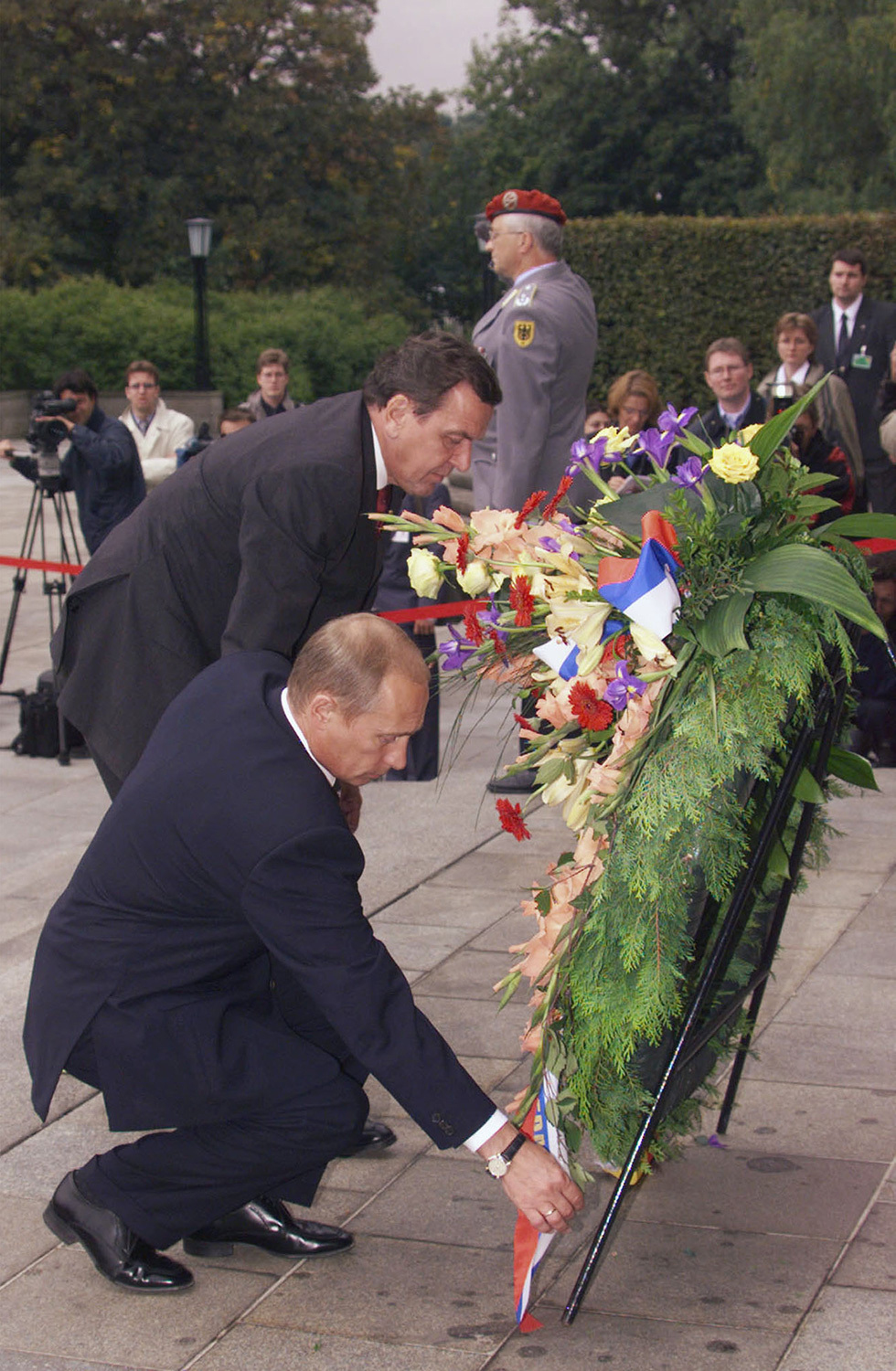 25 сентября Владимир Путин провел переговоры с президентом ФРГ Йоханнесом Рау и канцлером Герхардом Шредером. Вместе они возложили венок к мемориалу советским воинам в Тиргартене. 