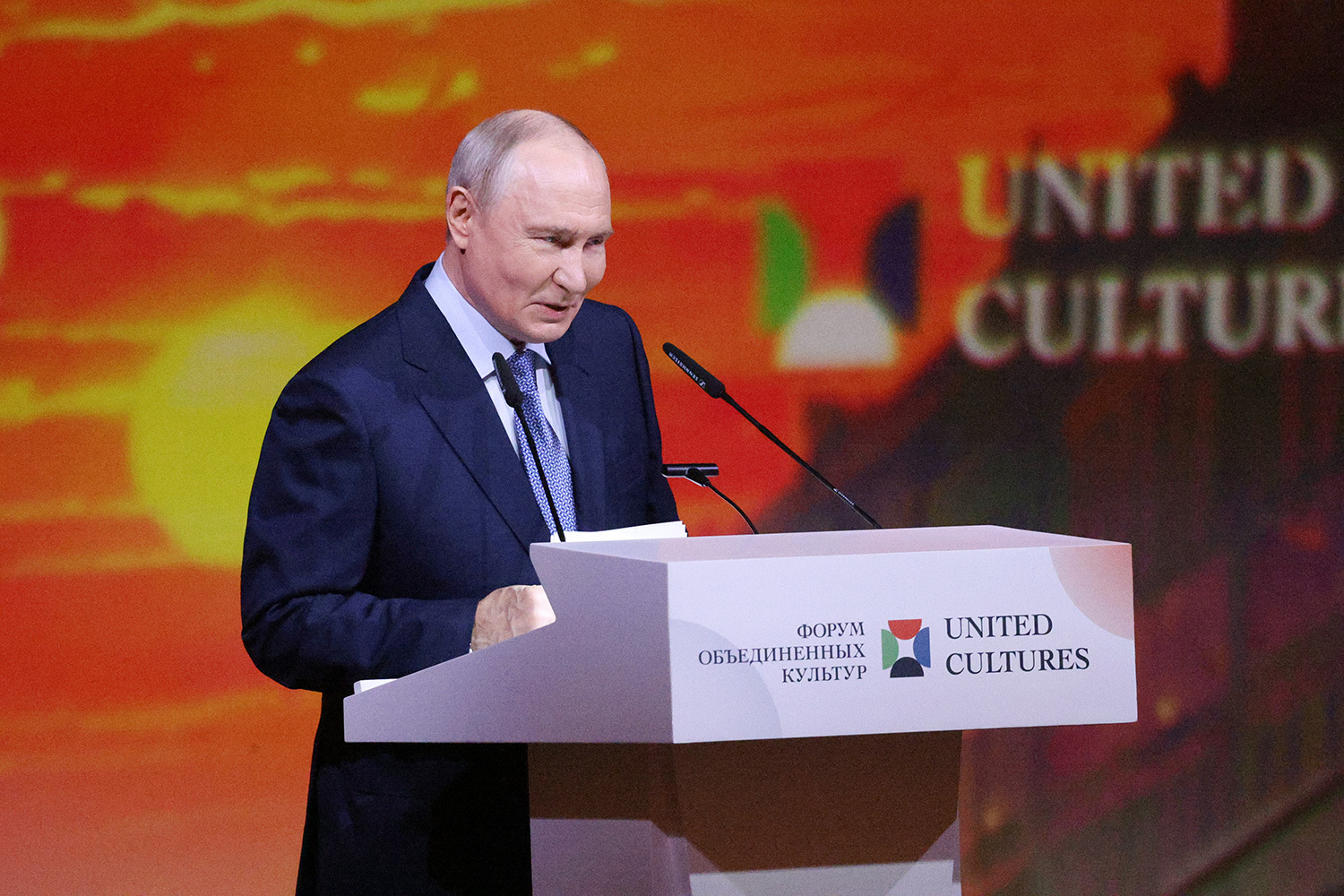 25 сентября президент Владимир Путин выступил в Мариинском театре Санкт-Петербурга на Форуме объединенных культур. В приветственном обращении российский лидер отметил, что творческий диалог помогает сглаживать любые противоречия и сохранять историческую память даже в условиях внешних ограничений. В своей речи глава государства также обратил внимание на высокий уровень отечественного профильного образования и стремление страны выстраивать доступную для каждого культурную среду. 