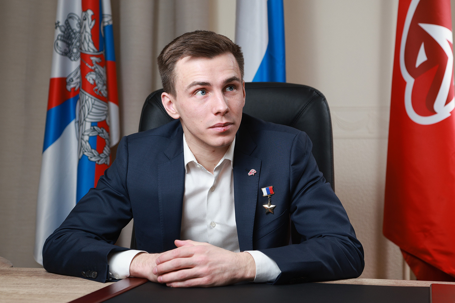 Председатель комитета по молодежной политике Владислав Головин («Единая Россия»)Гвардии капитан, участник специальной военной операции, был командиром взвода морской пехоты, освобождавшего Мариуполь (позывной «Струна»). В июне 2022 г. лишился ноги, удостоен звания Героя России. Выпускник первого потока программы «Время героев». В конце 2024 г. избран начальником главного штаба Всероссийского детско-юношеского движения «Юнармия». В 2026 г. впервые избрался в Госдуму.