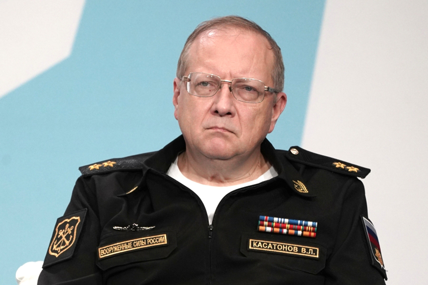 Председатель комитета по обороне Владимир Касатонов («Единая Россия»)Адмирал, внук советского адмирала Владимира Касатонова. Прошел командные ступени на Северном флоте, командовал дивизией ракетных кораблей, возглавлял Военно-морскую академию им. Н. Г. Кузнецова (2016-2019). С декабря 2019 г. был заместителем главнокомандующего Военно-морским флотом РФ, а с июля 2024 г. – начальником Главного штаба ВМФ – первым заместителем главкома ВМФ. В 2026 г. впервые избрался в Госдуму.