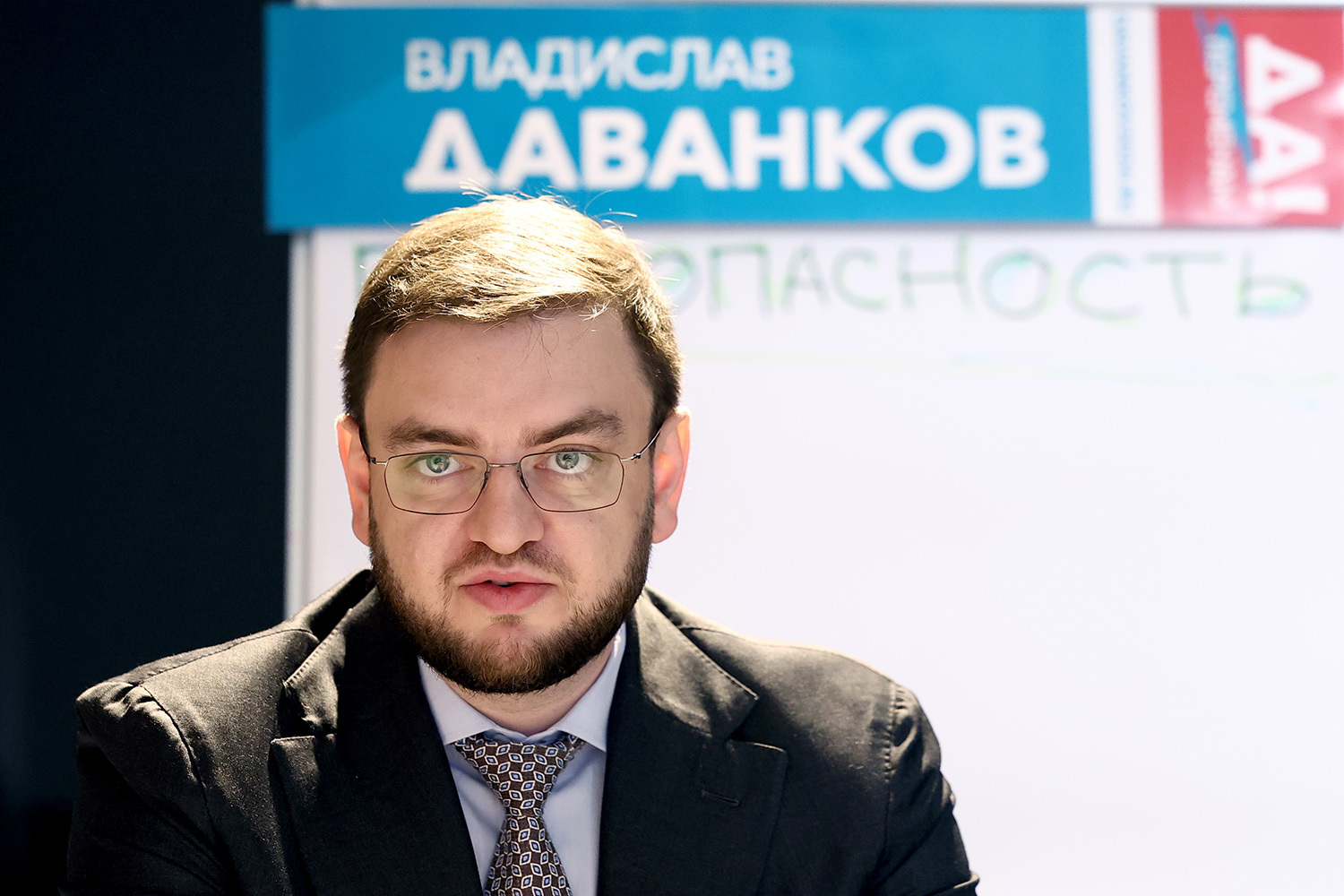 Председатель комитета по малому и среднему предпринимательству Станислав Дружинин («Новые люди»)Работал в Управлении делами президента РФ, затем в Федеральной антимонопольной службе, занимал должность советника ее руководителя (2018-2021). Параллельно с 2018-го возглавлял Федерацию регби России, а в 2021-м стал президентом Российской федерации прыжков в воду в качестве. В 2022-м стал советником вице-спикера Госдумы Владислава Даванкова, с 2025-го - первым заместитель руководителя ЦИК «Новых людей». В 2026 г. впервые избрался в Госдуму.
