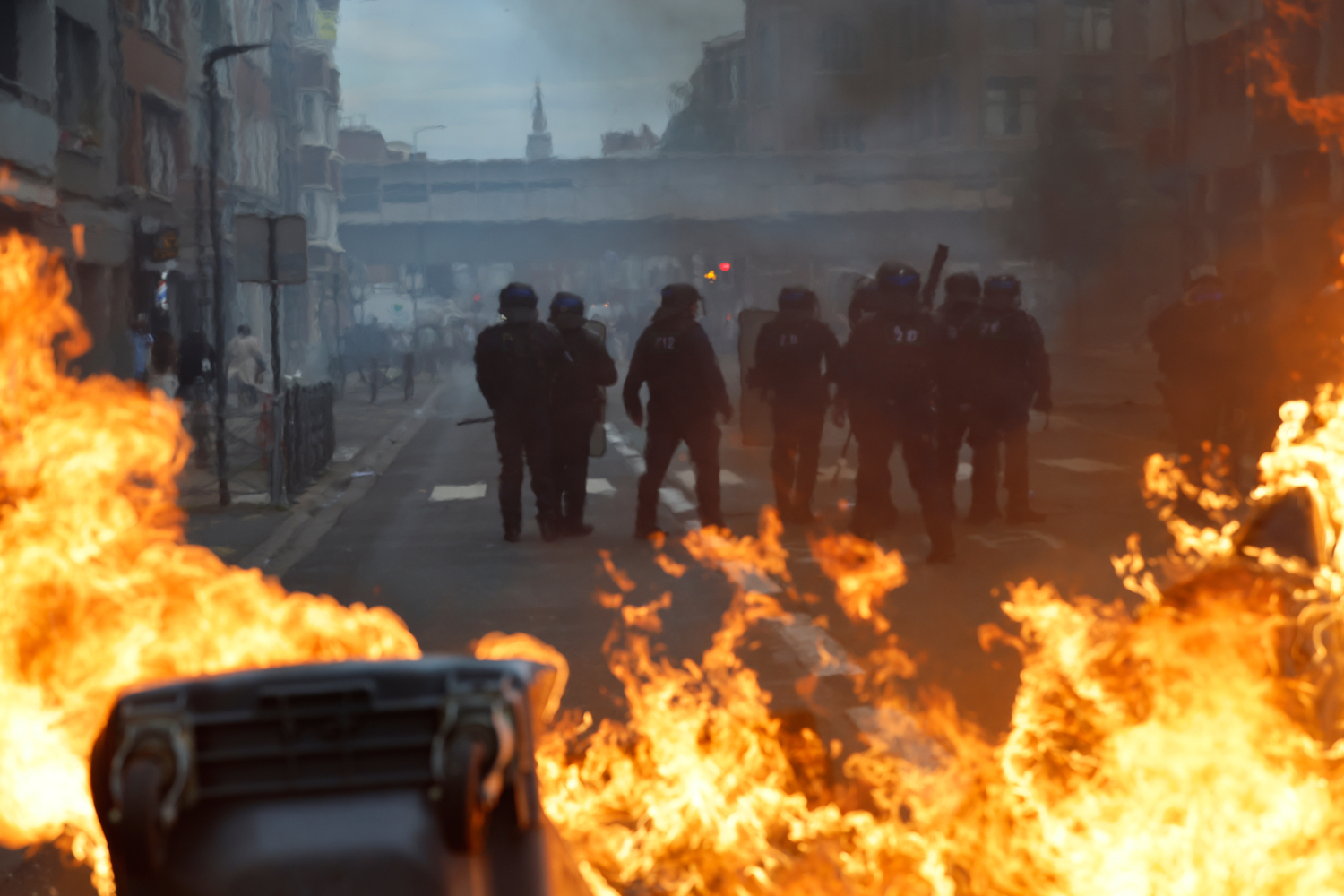 Участники акций возводили импровизированные баррикады у входа в школы и поджигали мусорные баки. Президент Эммануэль Макрон осудил насилие и беспорядки со стороны радикальных протестующих, однако признал наличие системных проблем, которые правительство пообещало решить.На фото: полицейские стоят перед горящим мусором, а за ними – старшеклассники, которые протестуют в Лилле.