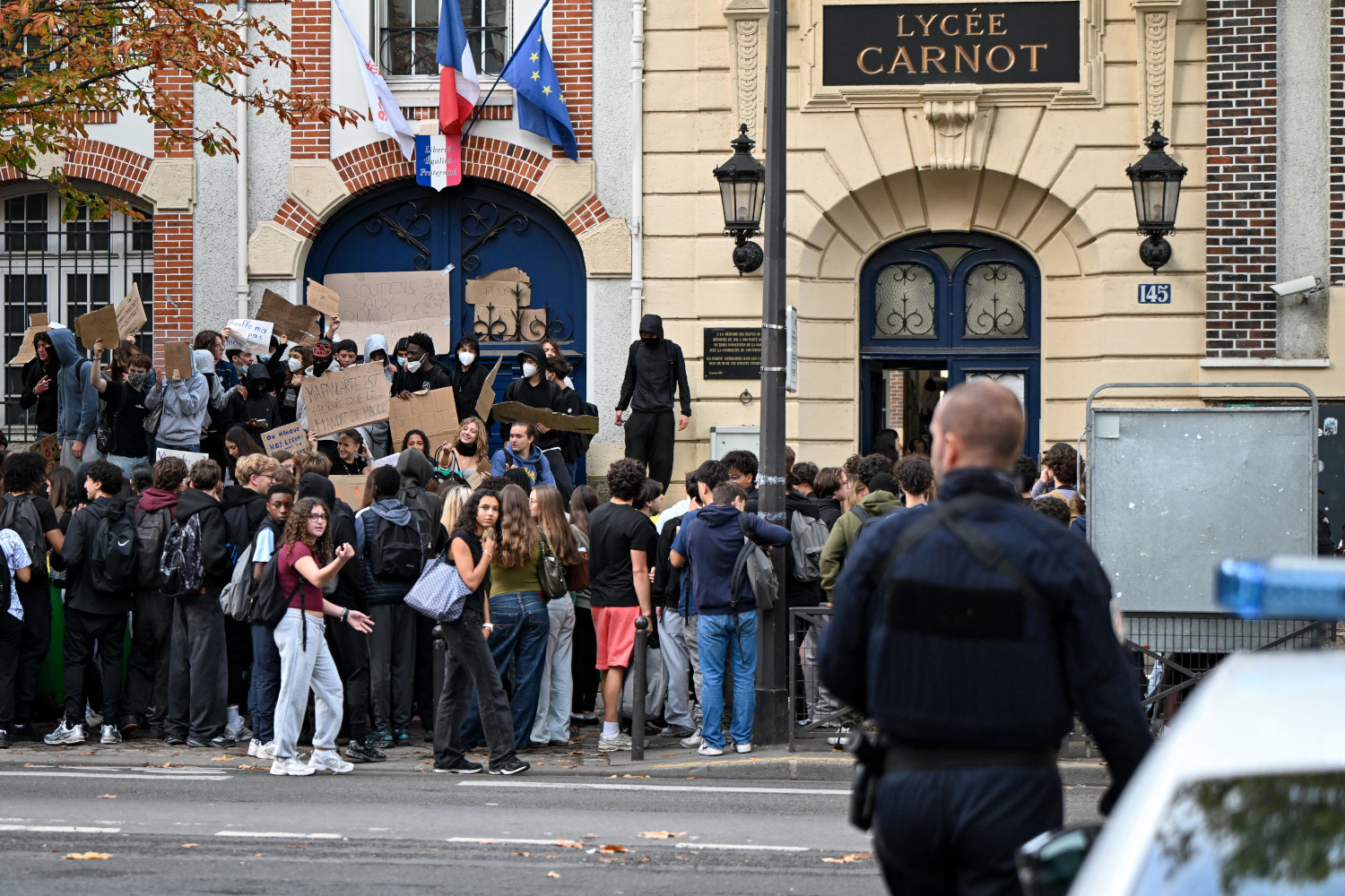 Уже неделю старшеклассники по всей Франции выходят на акции протеста, организованные крупнейшим профсоюзом учащихся – Союзом лицеистов. Они требуют решить системные проблемы образовательных учреждений: дефицит преподавателей и медперсонала, перегруженное расписание, переполненность классов и некомфортный температурный режим. По словам министра внутренних дел Лорана Нуньеса, 30 сентября было задержано 625 человек в ходе демонстраций и блокировок учебных заведений по всей стране.
