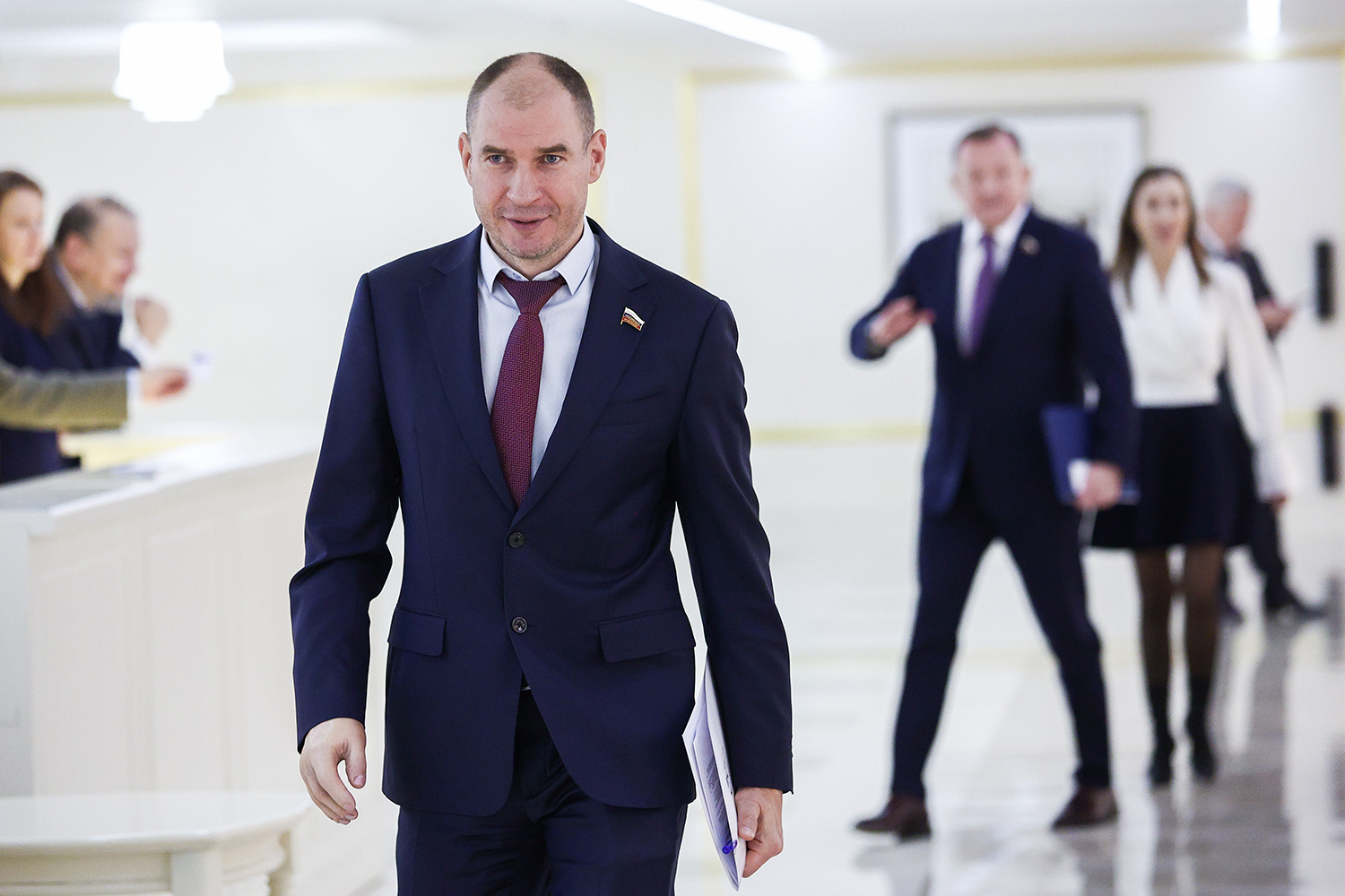 Спецназовец Дмитрий Перминов («Единая Россия») в 1999 г. спас жизни раненых сослуживцев во время боев за высоту «Ослиное Ухо» в Ботлихском районе Дагестана, выбросив из окопа упавшую гранату противника. Сам он при этом потерял кисть руки, за что был удостоен звания Героя России.