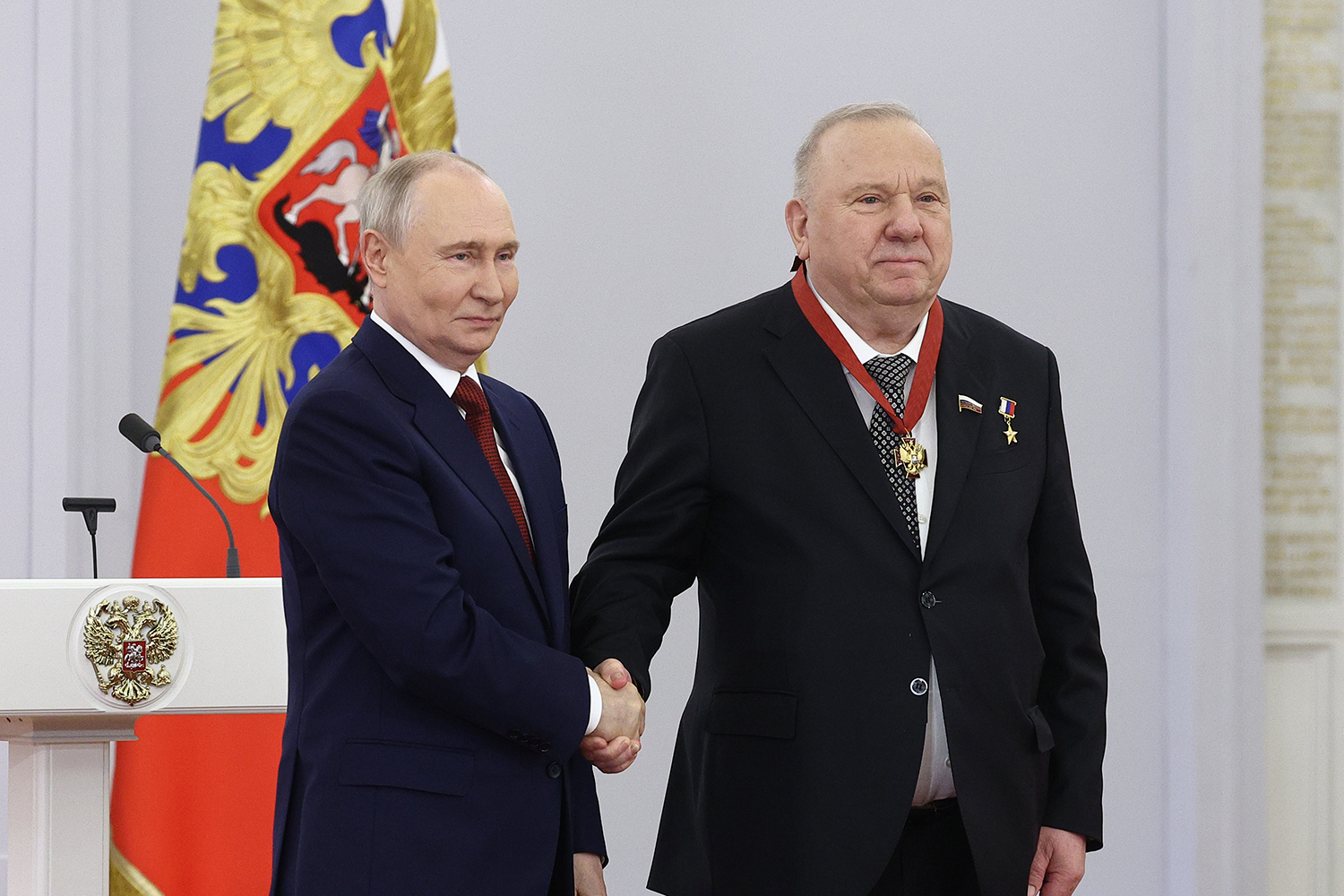 Генерал-полковник Владимир Шаманов («Единая Россия») награжден «Золотой Звездой» в 1999 г. за мужество, героизм и умелое руководство войсками в ходе проведения контртеррористической операции и ликвидации бандформирований на территории Дагестана и Чечни.