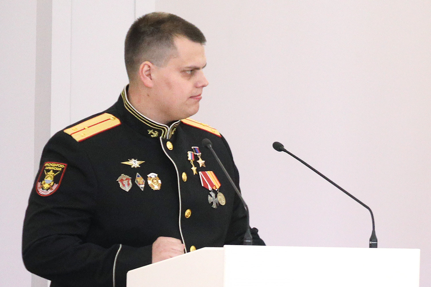 В тот же день награду получил гвардии капитан Эдуард Казымов («Единая Россия»), который во главе штурмовой группы скрытно обошел с фланга опорный пункт противника в ДНР. Будучи контужен и ранен осколками, Казымов отказался от эвакуации, продолжил координировать огонь артиллерии и руководить боем.