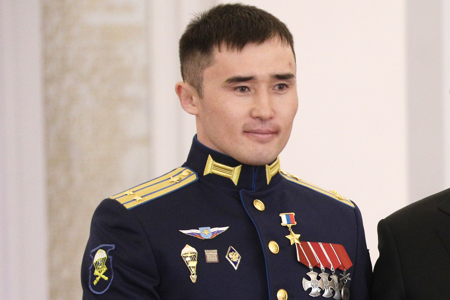 Подполковник Дашибал Мункожаргалов («Единая Россия») был награжден «Золотой Звездой» 8 декабря 2023 г. за мужество и героизм при командовании 175-м отдельным разведывательным батальоном 76-й гвардейской десантно-штурмовой дивизии.