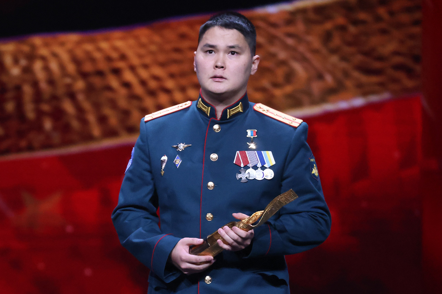 Командир мотострелкового взвода Балдан Цыдыпов («Единая Россия») при попадании колонны в засаду развернул подбитую БМП, прикрыл эвакуацию товарищей и в течение двух часов в одиночку вел бой с превосходящими силами противника. 11 июня 2022 г. был награжден «Золотой Звездой».
