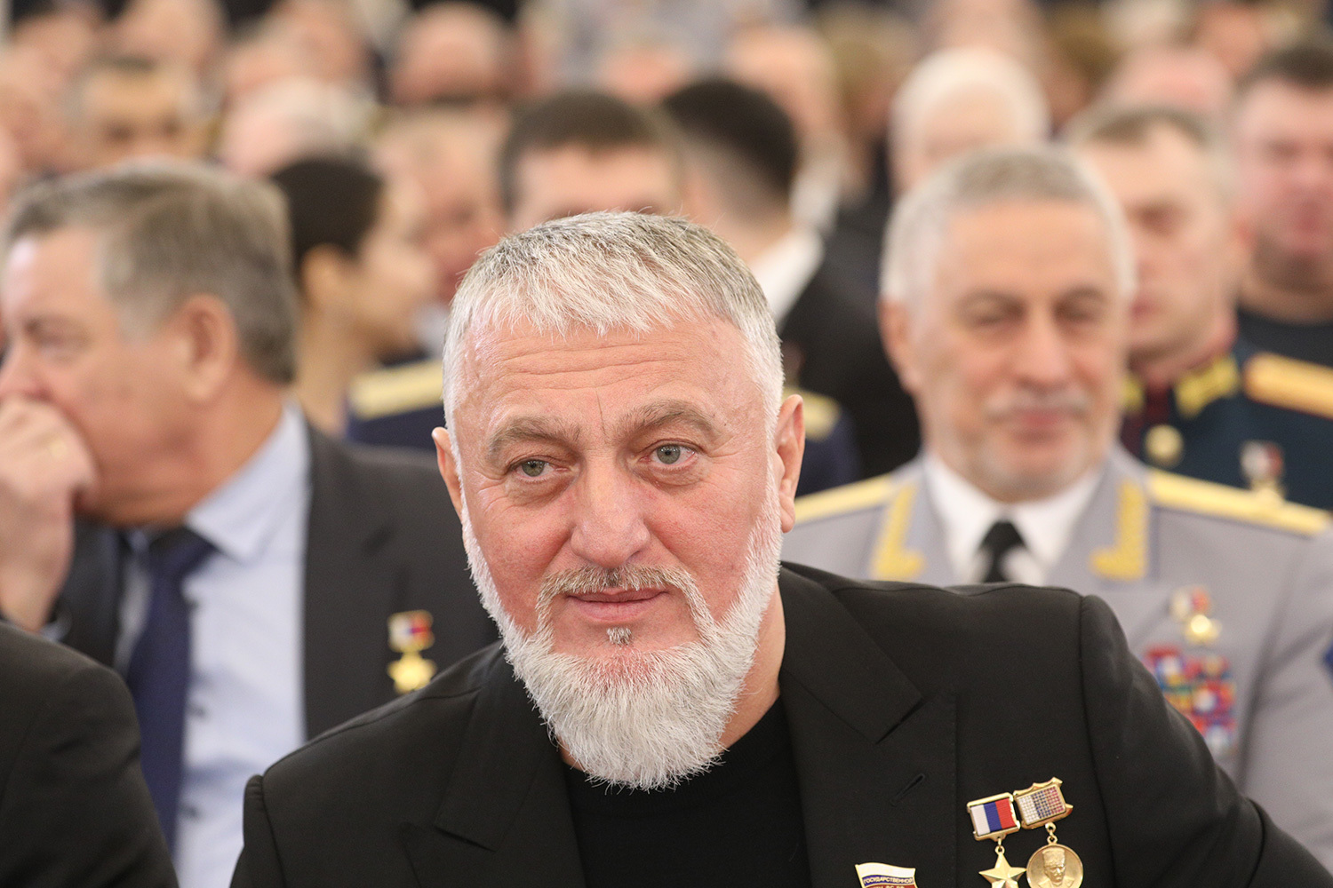 Адам Делимханов («Единая Россия») стал первым действующим депутатом Госдумы, удостоенным «Золотой Звезды» на спецоперации. Парламентарий принимал участие в освобождении Мариуполя в качестве добровольца. 26 апреля 2022 г. был удостоен звания Героя России.
