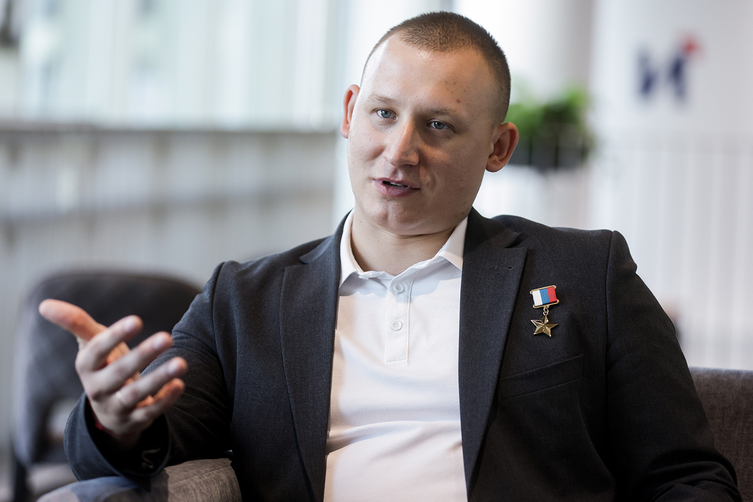 Командир танковой роты Антон Старостин («Единая Россия») стал одним из первых Героев России, получивших это звание за участие в спецоперации. В феврале 2022 г. он удерживал стратегическую переправу и, несмотря на попадание в танк ракеты и полученную контузию, продолжал отражать контратаки превосходящих сил противника. Уже 4 марта был награжден «Золотой Звездой».