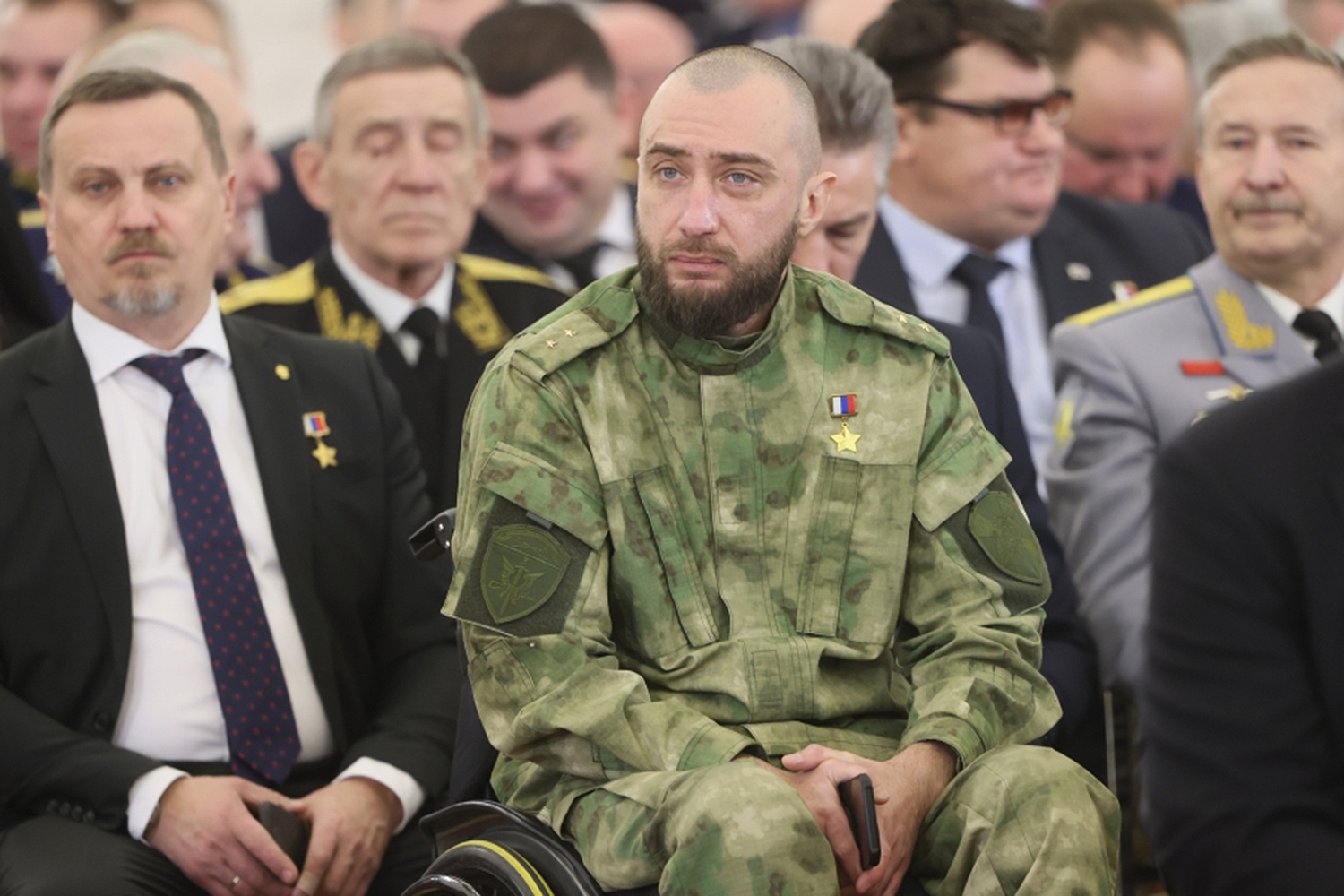 Старший сержант милиции Вячеслав Воробьев («Единая Россия») в ходе спецоперации по ликвидации бандгруппы в Назрани (Ингушетия) в 2009 г. первым проник во двор укрепленного дома боевиков. Он получил 16 огнестрельных ранений, но продолжал вести бой, за что был удостоен «Золотой Звезды».