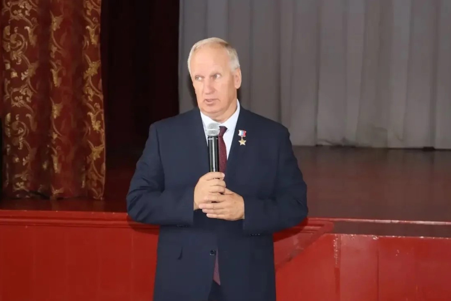 Полковник ФСБ Виктор Трофименко («Единая Россия») – ветеран Афгана и обеих чеченский кампаний. Звание Героя России ему было присвоено в 2021 г. закрытым указом за мужество, отвагу и самоотверженность, проявленные при исполнении специального воинского долга в ходе контртеррористической операции на Северном Кавказе.