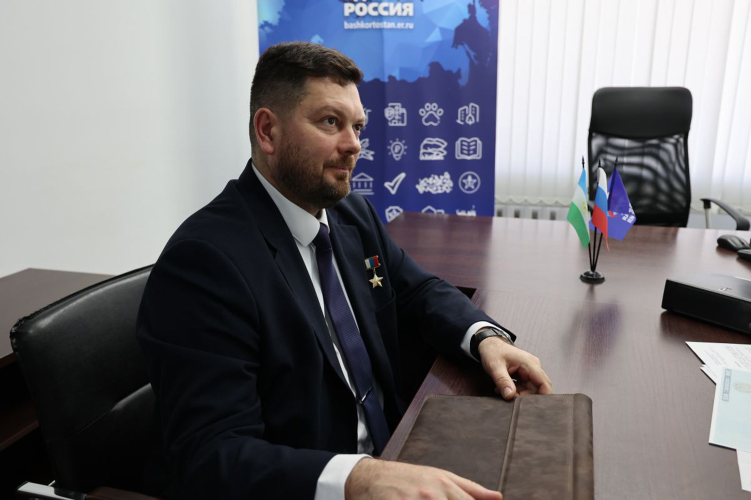 Командир отдельного вертолетного полка Денис Чернавин («Единая Россия») 31 июля 2023 г. был удостоен звания Героя России за успешное выполнение сотен боевых вылетов на передний край.