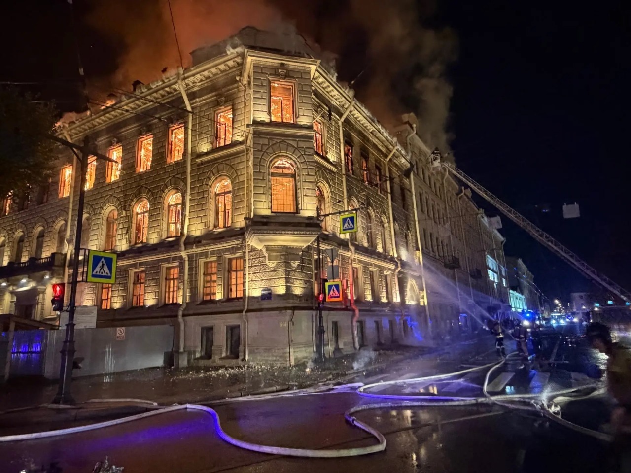 Прокуратура Адмиралтейского района взяла на контроль установление причин и обстоятельств пожара в здании на Исаакиевской площади