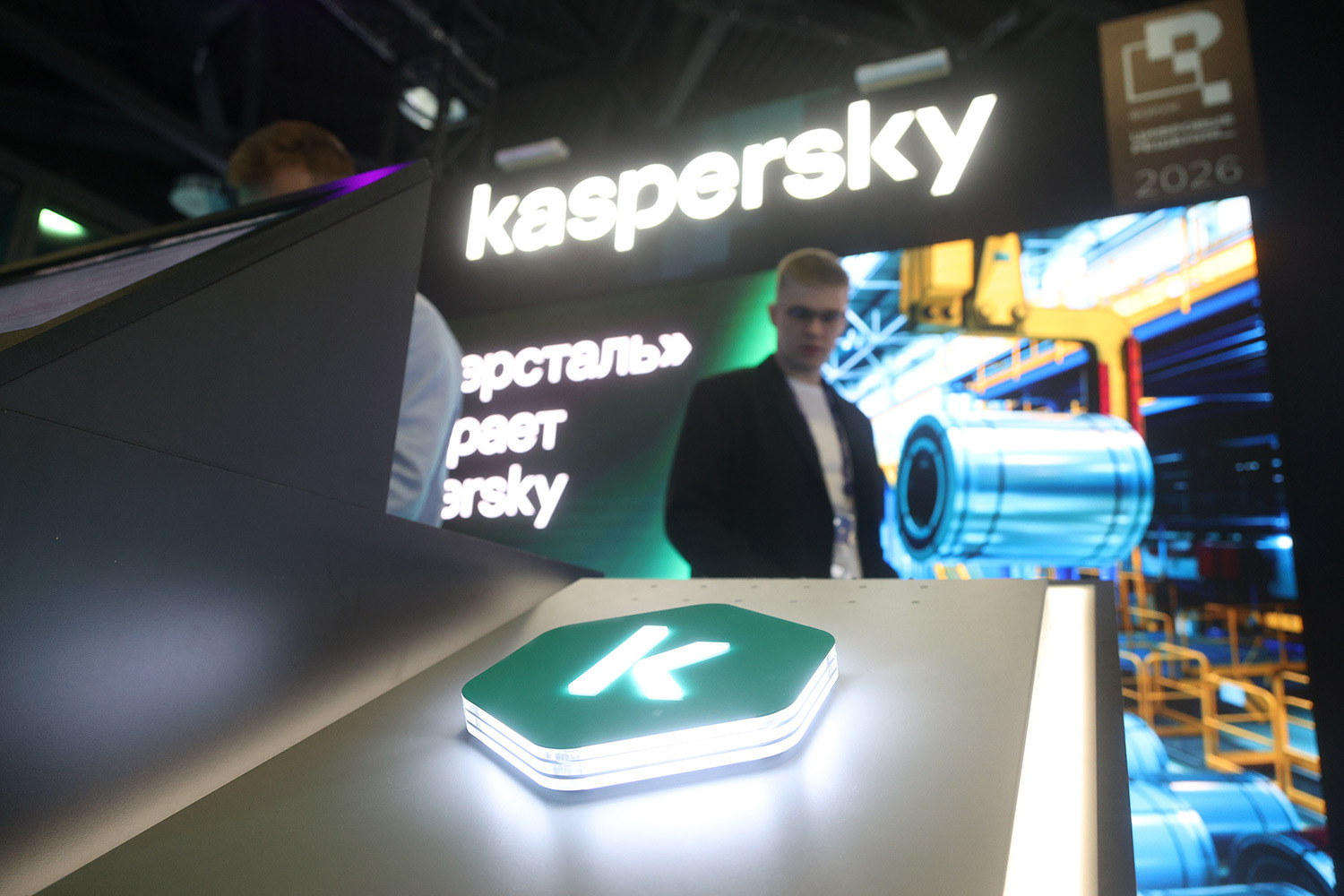 «Лаборатория Касперского» показала «Киберкупол» – вращающуюся объемную модель индустриального города с пятью островами, наглядно показывающую защиту данных, устройств и цифровой инфраструктуры от кибератак.