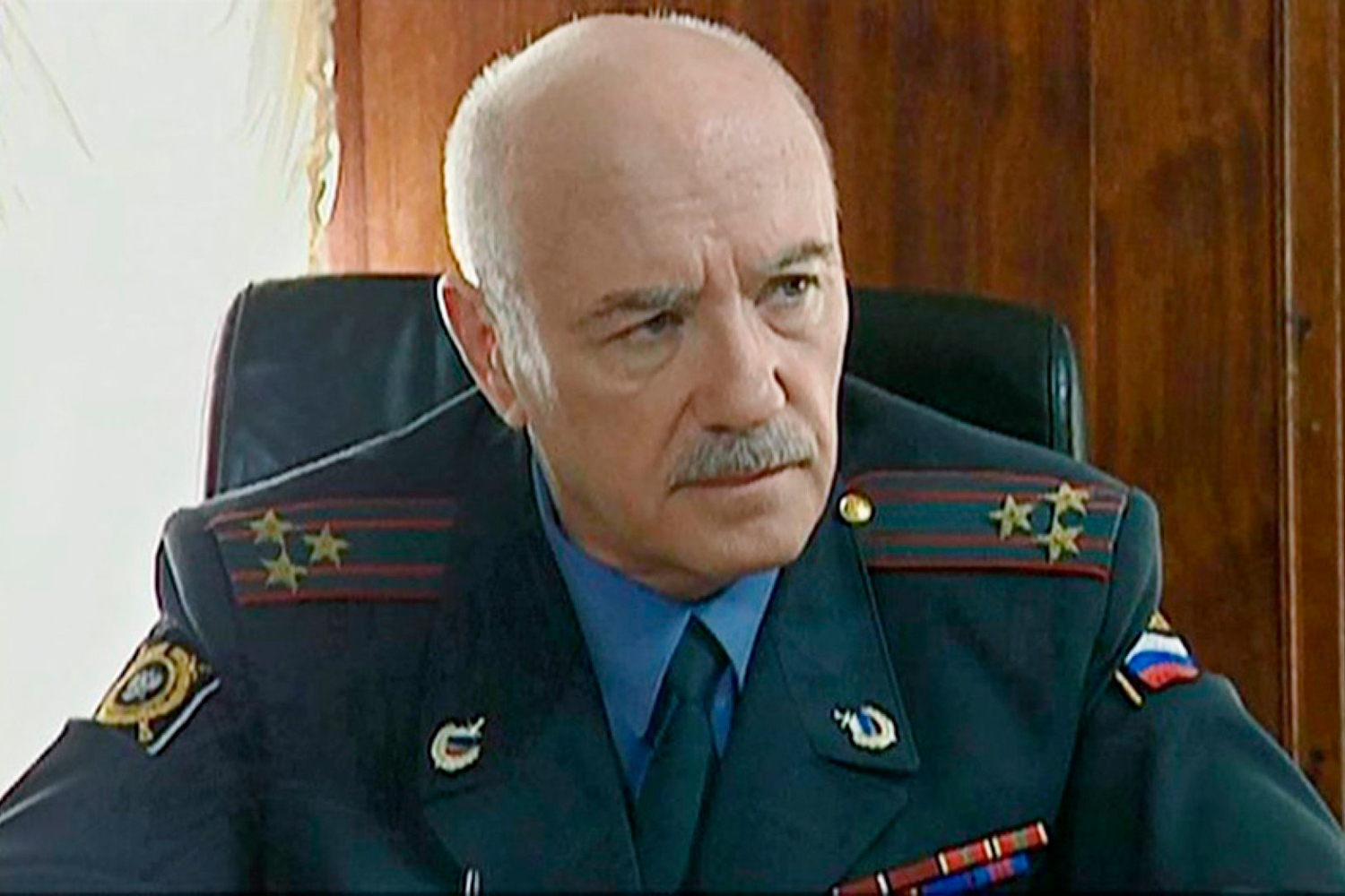 В нулевые Куравлев, к нешуточному удивлению зрителей, появился в мундирах: генерал в «Бригаде» (2002), полковник Лютиков в «Сыщиках» (2001-2006), Ершов в «Улицах разбитых фонарей» (2004-2007, на фото), майор-артиллерист в «Турецком гамбите» (2005) и барин в «Книге мастеров» (2009). В 2016 г. за заслуги в киноиндустрии ему вручили премию ФСБ России – вместе с киностудией им. Горького и Борисом Щербаковым.