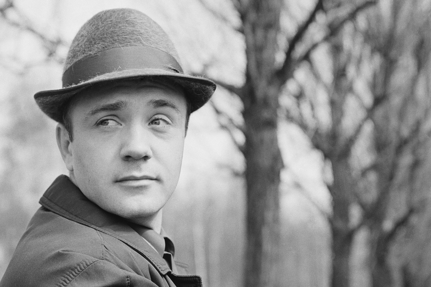 Леонид Куравлев родился 8 октября 1936 г. в Москве. Детство мальчика прошло в Мурманской области, куда по ложному обвинению была выслана его мать. По совету сестры он решил поступать во ВГИК, чтобы избежать сдачи нелюбимых точных наук. В 1955 г. со второй попытки Куравлев попал в мастерскую Бориса Бибикова. На одном курсе с ним учились Светлана Дружинина и Софико Чиаурели.