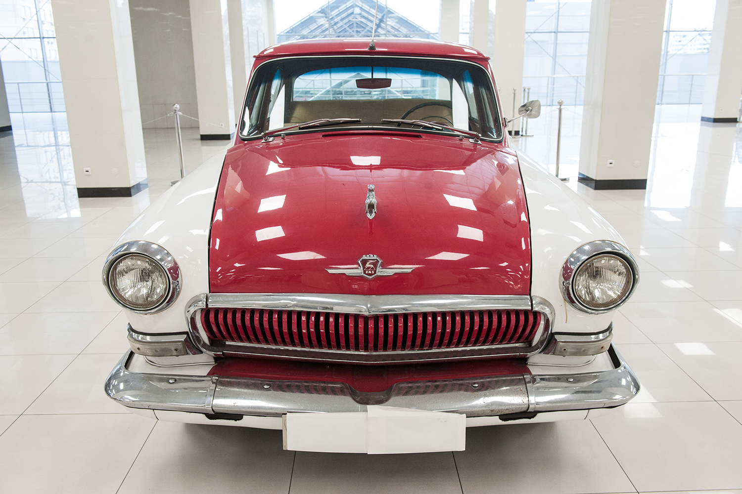 10 октября 1956 г. с конвейера Горьковского автозавода сошел первый ГАЗ-21 «Волга». Автомобиль считался излюбленным седаном среднего класса и советской элиты: чиновников и партийных функционеров, актеров, спортсменов и космонавтов.