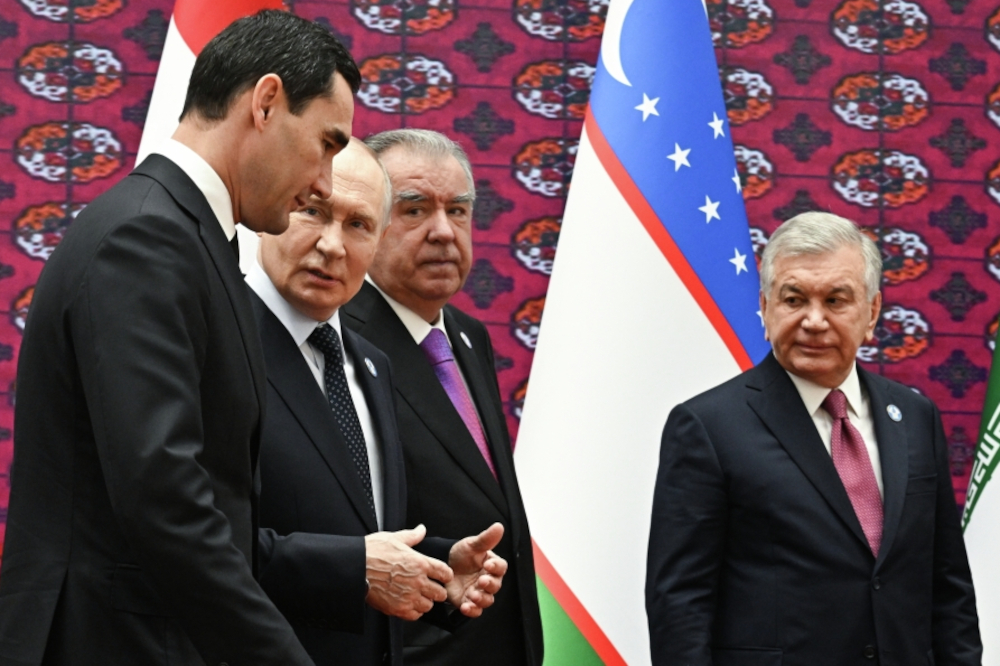 Во время саммитов по традиции проходят как двусторонние встречи, так и разговоры «на ногах» или «за столом».&nbsp;Помимо Владимира Путина (на фото второй слева), Сердара Бердымухамедова (слева) и Масуда Пезешкиана, в Туркмению приехали главы еще семи государств: президенты Азербайджана Ильхам Алиев, Белоруссии Александр Лукашенко, Киргизии Садыр Жапаров, Казахстана Касым-Жомарт Токаев, Таджикистана Эмомали Рахмон (второй справа), Узбекистана Шавкат Мирзиеев (справа), а также премьер-министр Армении Никол Пашинян.&nbsp;