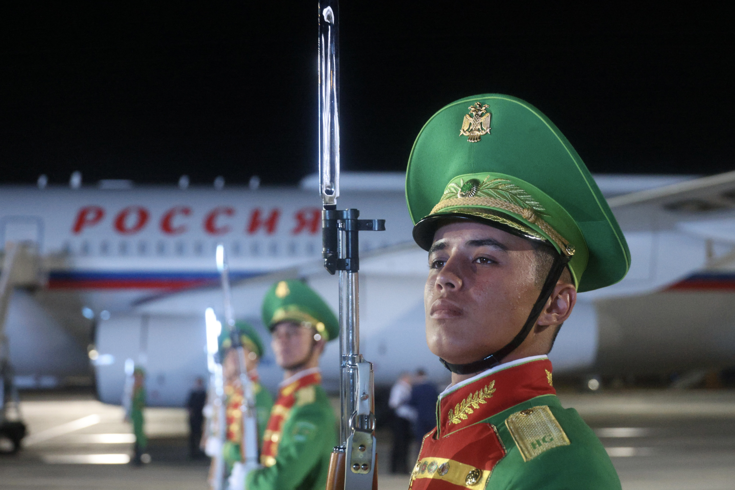 9 октября завершился двухдневный рабочий визит президента России Владимира Путина в Туркмению, во время которого он в формате тет-а-тет встретился с главой этой страны Сердаром Бердымухамедовым и президентом Ирана Масудом Пезешкианом, а также провел переговоры с лидерами СНГ.